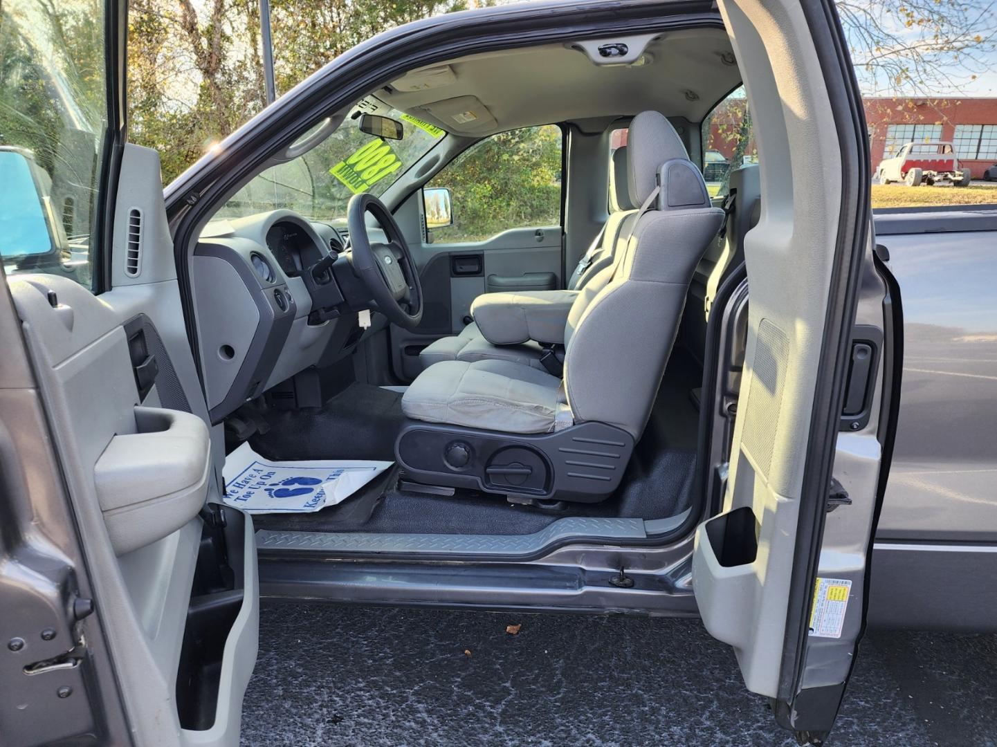 2008 GRAY /Gray Ford F-150 LT 2WD (1FTRF12218K) with an 4.2L V6 OHV 12V engine, Automatic transmission, located at 1221 Madison St., Shelbyville, TN, 37160, (931) 680-9439, 0.000000, 0.000000 - Photo#4