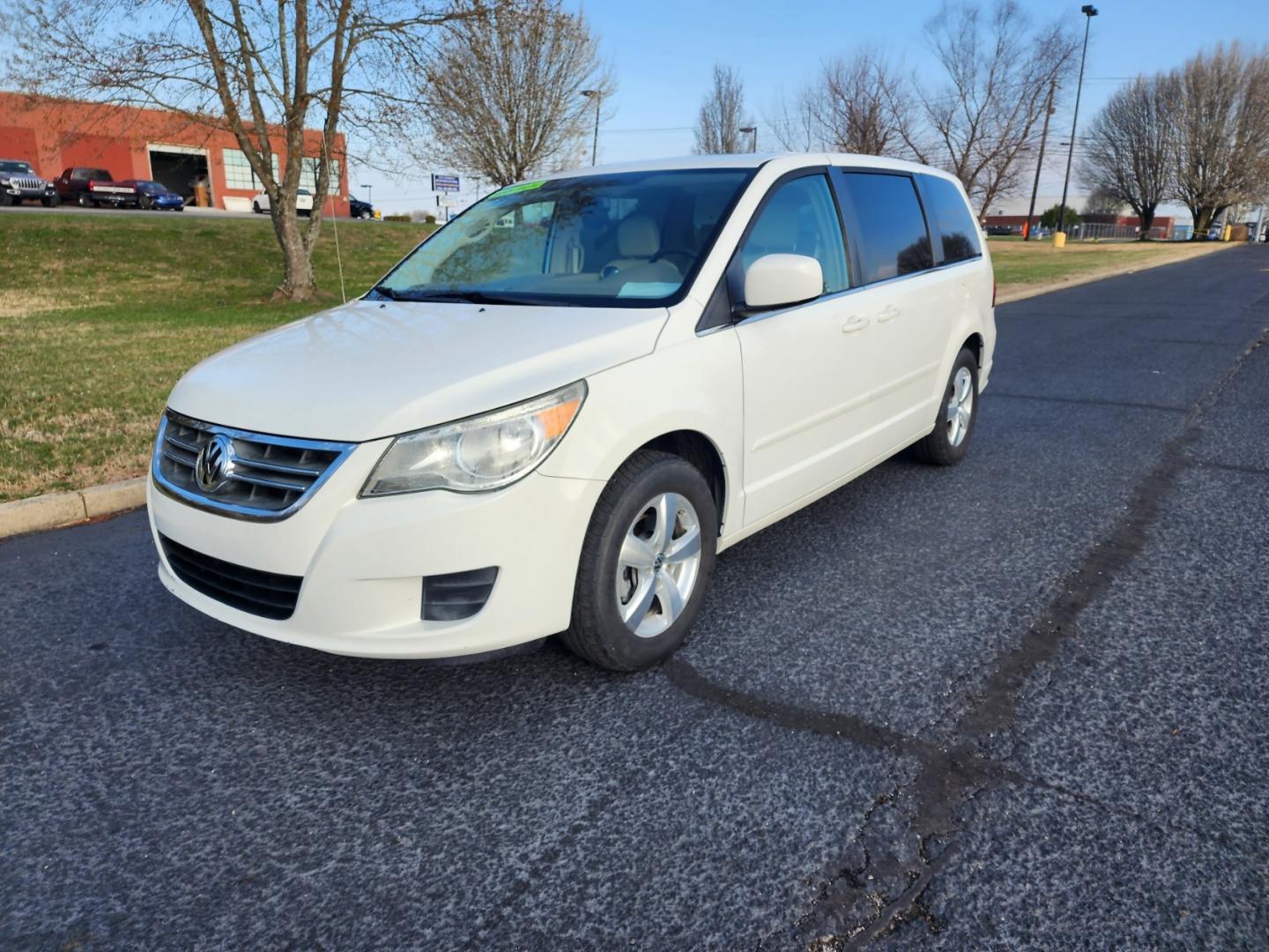 2010 WHITE /BEIGE Volkswagen Routan SEL w/Nav CARB (2V4RW5DXXAR) with an 4.0L V6 SOHC 24V engine, 6-Speed Automatic transmission, located at 1221 Madison St., Shelbyville, TN, 37160, (931) 680-9439, 0.000000, 0.000000 - Photo#0