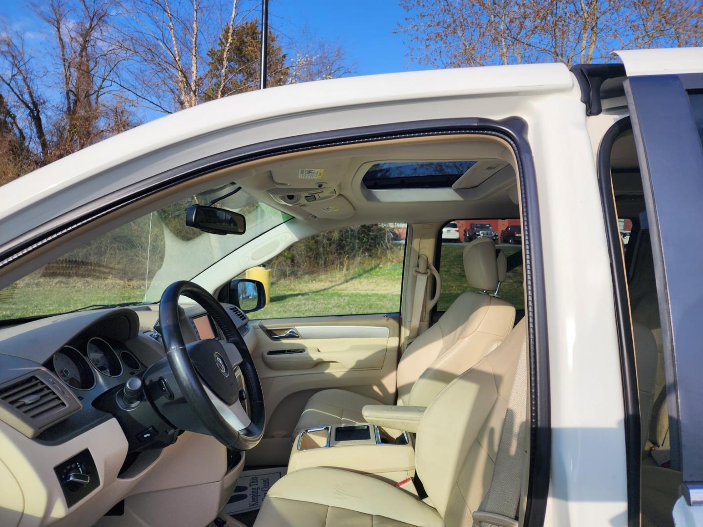 2010 WHITE /BEIGE Volkswagen Routan SEL w/Nav CARB (2V4RW5DXXAR) with an 4.0L V6 SOHC 24V engine, 6-Speed Automatic transmission, located at 1221 Madison St., Shelbyville, TN, 37160, (931) 680-9439, 0.000000, 0.000000 - Photo#9