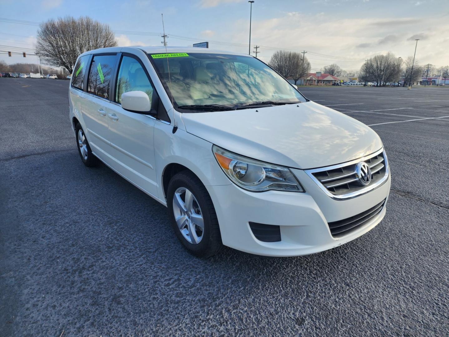 2010 WHITE /BEIGE Volkswagen Routan SEL w/Nav CARB (2V4RW5DXXAR) with an 4.0L V6 SOHC 24V engine, 6-Speed Automatic transmission, located at 1221 Madison St., Shelbyville, TN, 37160, (931) 680-9439, 0.000000, 0.000000 - Photo#1