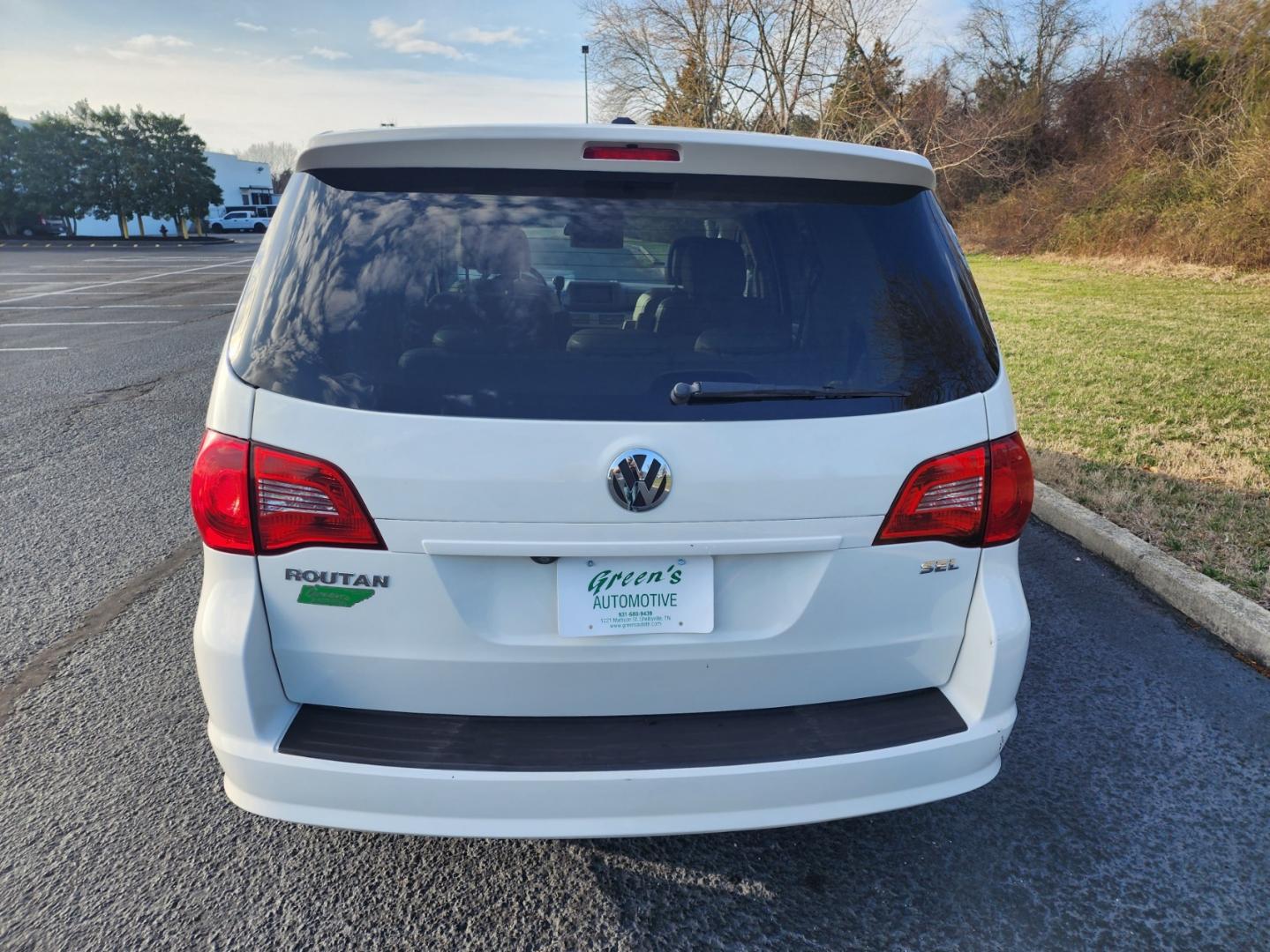 2010 WHITE /BEIGE Volkswagen Routan SEL w/Nav CARB (2V4RW5DXXAR) with an 4.0L V6 SOHC 24V engine, 6-Speed Automatic transmission, located at 1221 Madison St., Shelbyville, TN, 37160, (931) 680-9439, 0.000000, 0.000000 - Photo#2