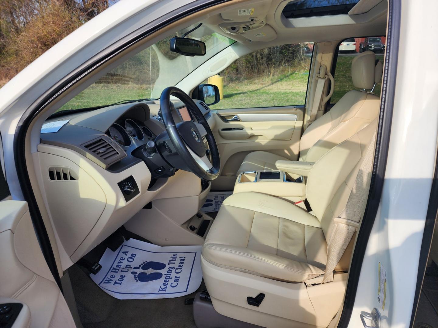 2010 WHITE /BEIGE Volkswagen Routan SEL w/Nav CARB (2V4RW5DXXAR) with an 4.0L V6 SOHC 24V engine, 6-Speed Automatic transmission, located at 1221 Madison St., Shelbyville, TN, 37160, (931) 680-9439, 0.000000, 0.000000 - Photo#8