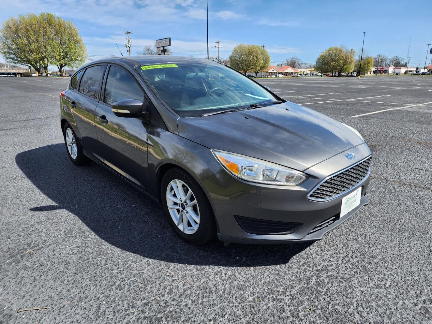 2016 GRAY FORD FOCUS SE (1FADP3K21GL) with an 2.0L engine, Automatic transmission, located at 1221 Madison St., Shelbyville, TN, 37160, (931) 680-9439, 0.000000, 0.000000 - Photo#1