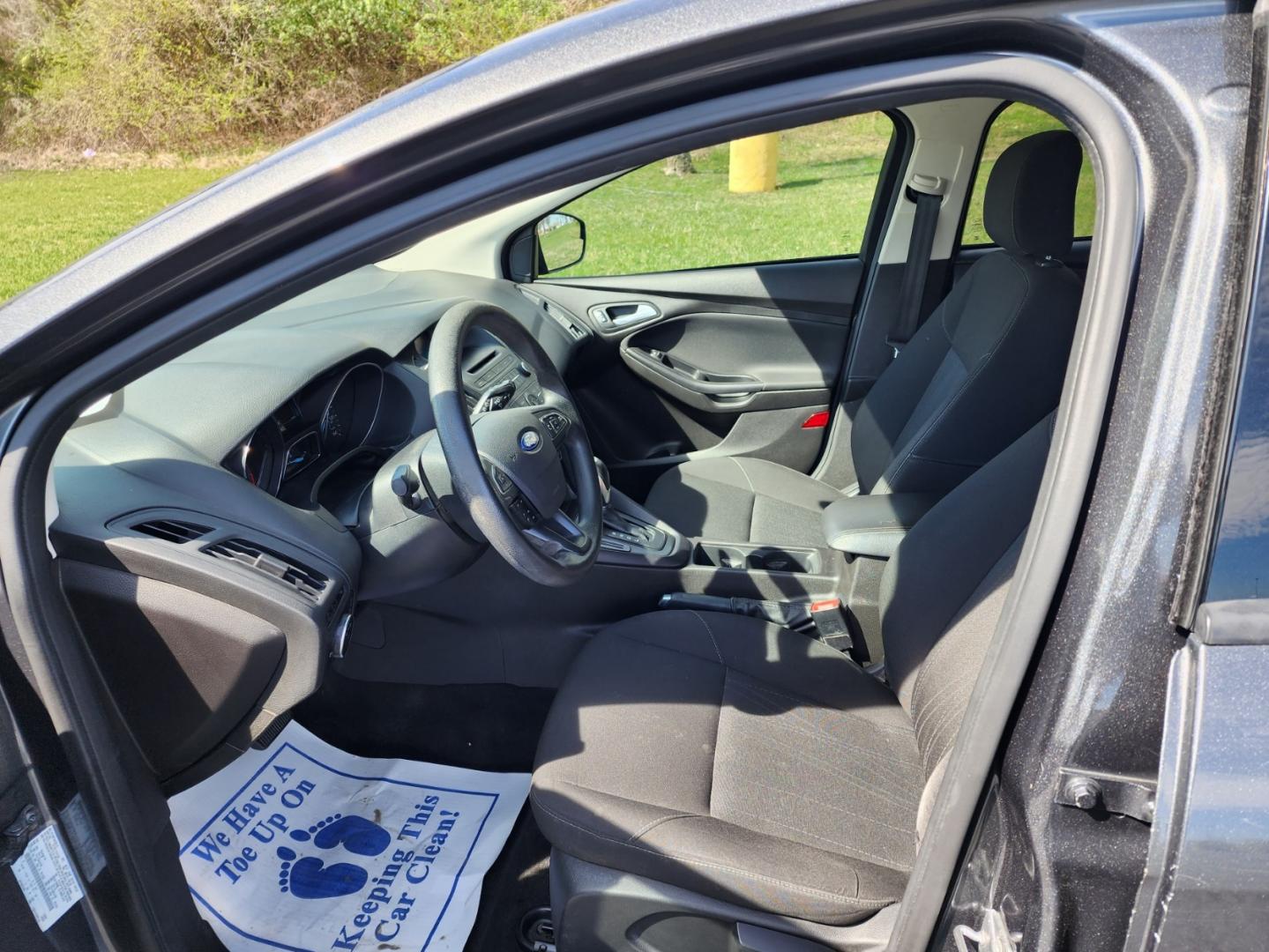 2016 GRAY FORD FOCUS SE (1FADP3K21GL) with an 2.0L engine, Automatic transmission, located at 1221 Madison St., Shelbyville, TN, 37160, (931) 680-9439, 0.000000, 0.000000 - Photo#5