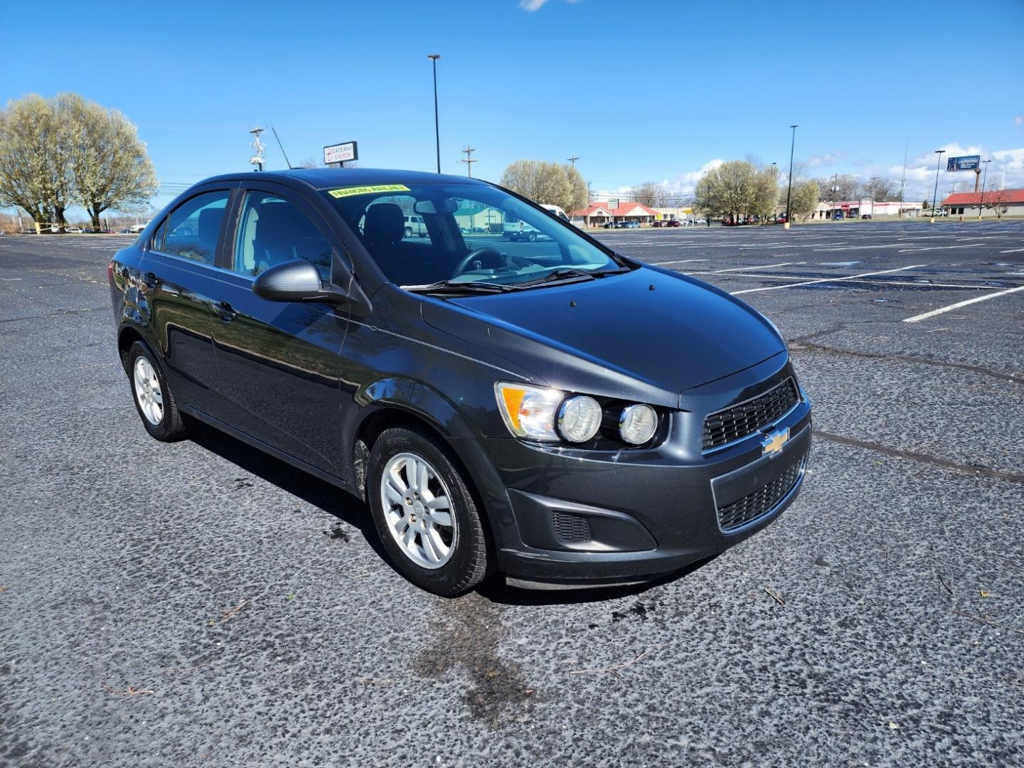 2015 GRAY /Gray CHEVROLET SONIC LT (1G1JC5SH7F4) with an 1.8L engine, Automatic transmission, located at 1221 Madison St., Shelbyville, TN, 37160, (931) 680-9439, 0.000000, 0.000000 - Photo#1