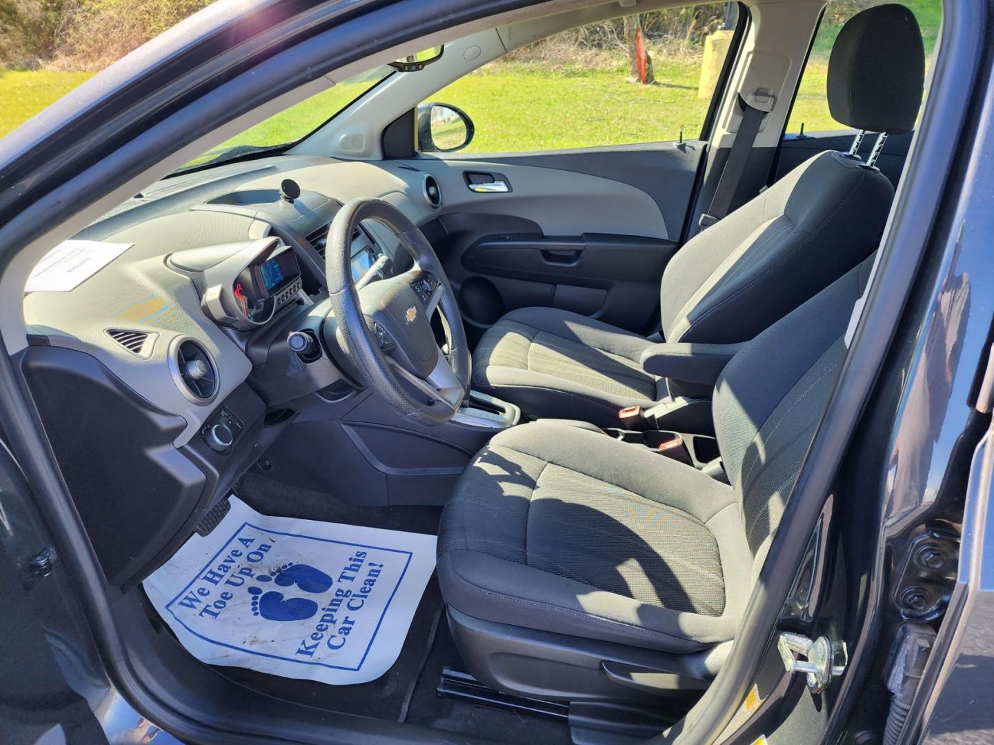 2015 GRAY /Gray CHEVROLET SONIC LT (1G1JC5SH7F4) with an 1.8L engine, Automatic transmission, located at 1221 Madison St., Shelbyville, TN, 37160, (931) 680-9439, 0.000000, 0.000000 - Photo#4