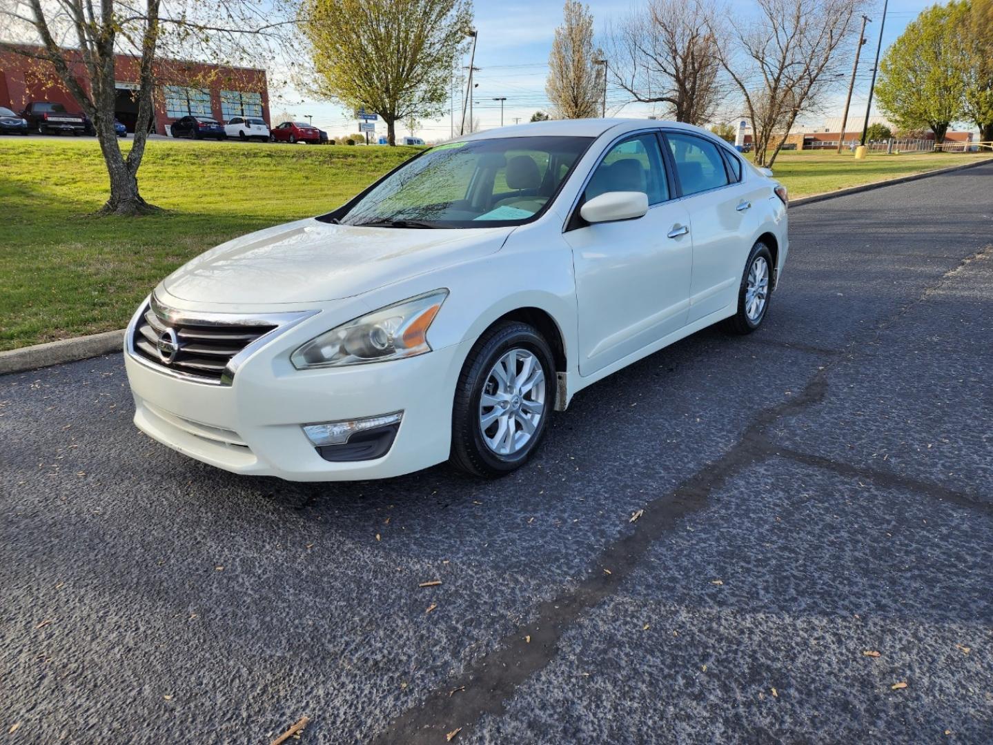 2015 WHITE /BEIGE NISSAN ALTIMA 2.5 (1N4AL3AP8FC) with an 2.5L engine, Continuously Variable transmission, located at 1221 Madison St., Shelbyville, TN, 37160, (931) 680-9439, 0.000000, 0.000000 - Photo#0