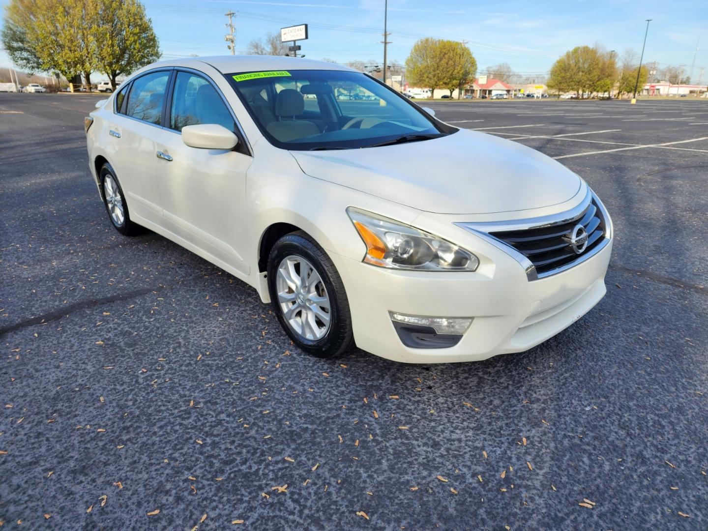 2015 WHITE /BEIGE NISSAN ALTIMA 2.5 (1N4AL3AP8FC) with an 2.5L engine, Continuously Variable transmission, located at 1221 Madison St., Shelbyville, TN, 37160, (931) 680-9439, 0.000000, 0.000000 - Photo#1