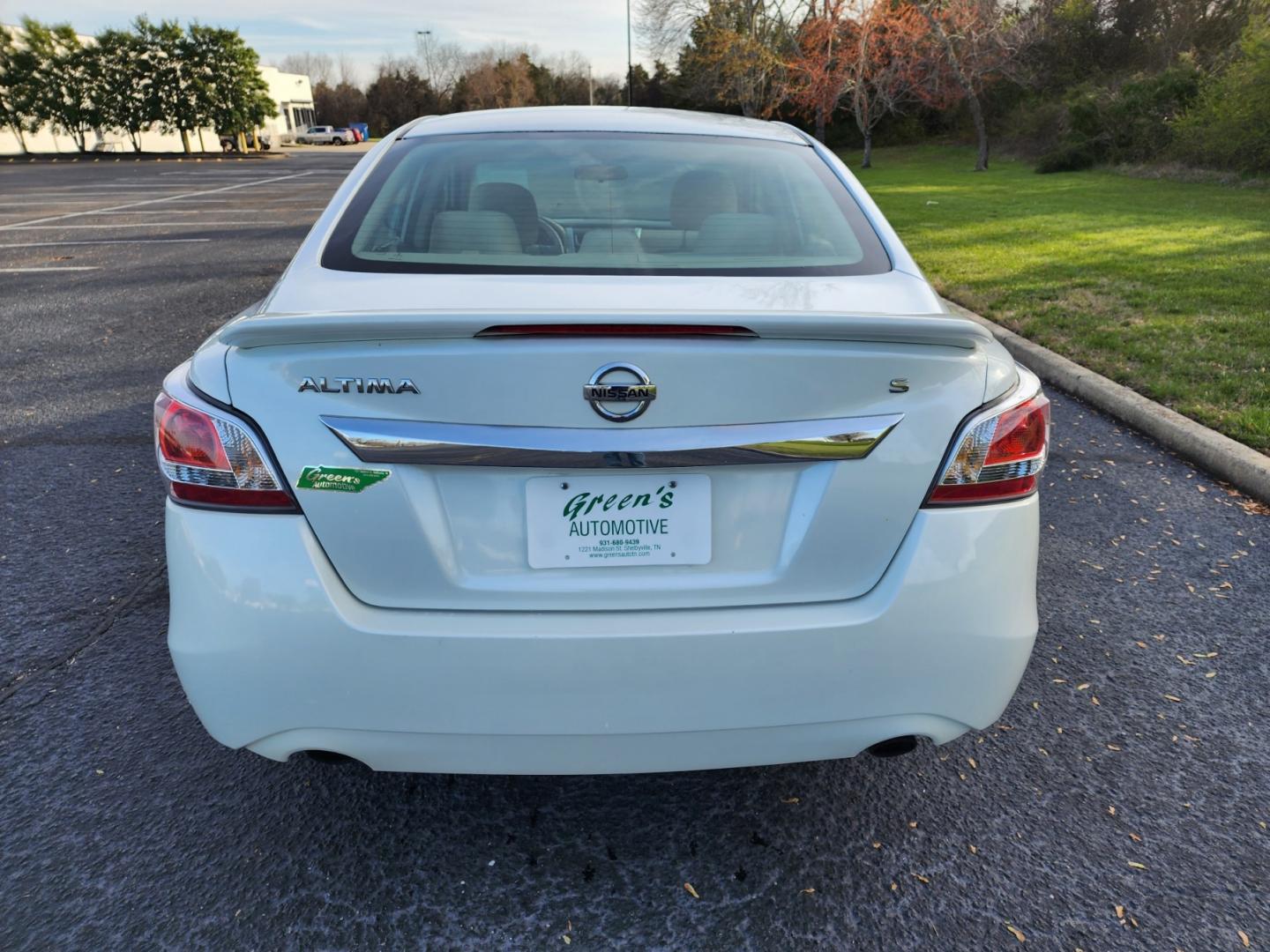 2015 WHITE /BEIGE NISSAN ALTIMA 2.5 (1N4AL3AP8FC) with an 2.5L engine, Continuously Variable transmission, located at 1221 Madison St., Shelbyville, TN, 37160, (931) 680-9439, 0.000000, 0.000000 - Photo#2