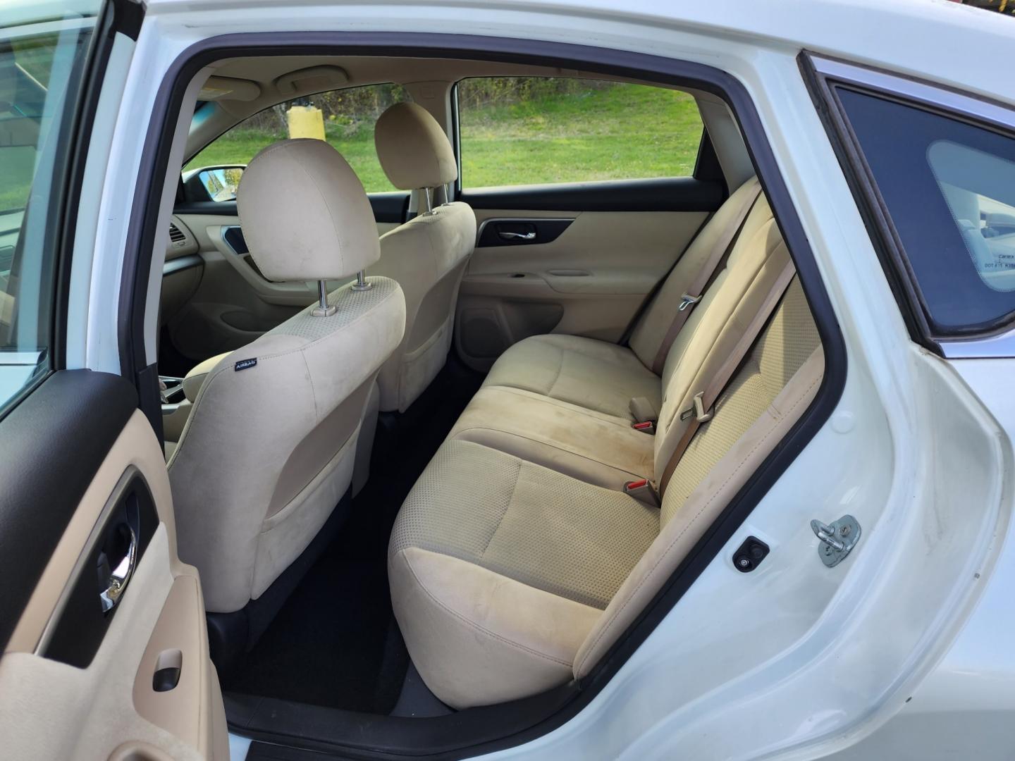 2015 WHITE /BEIGE NISSAN ALTIMA 2.5 (1N4AL3AP8FC) with an 2.5L engine, Continuously Variable transmission, located at 1221 Madison St., Shelbyville, TN, 37160, (931) 680-9439, 0.000000, 0.000000 - Photo#3