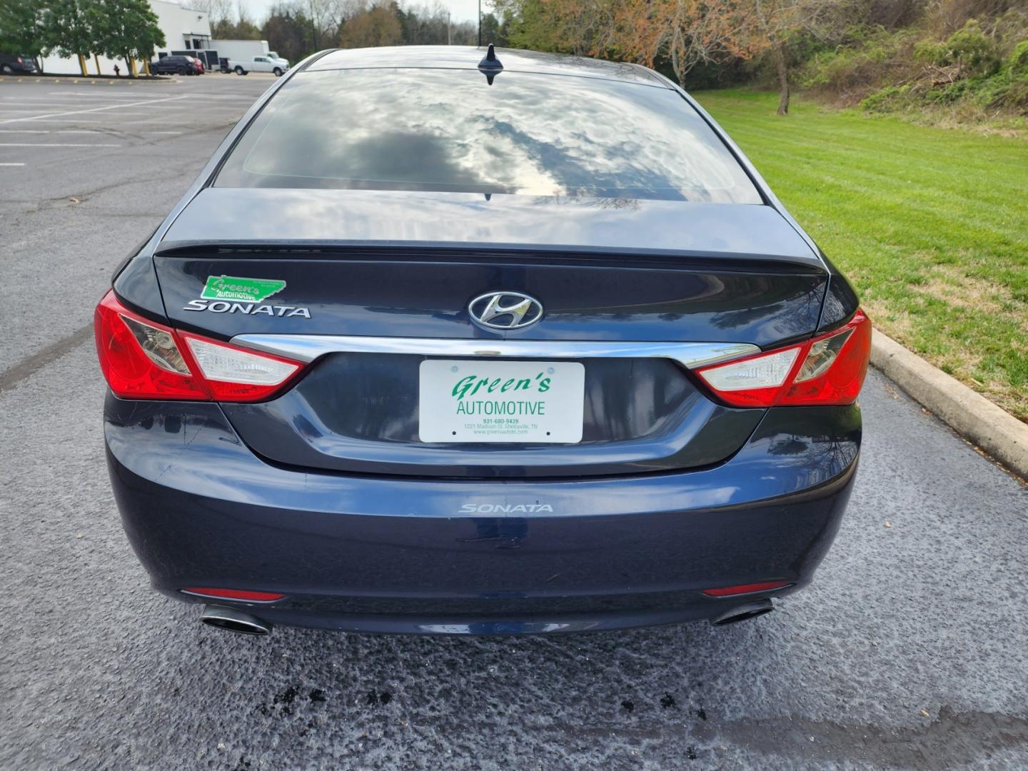 2013 Blue /Gray Hyundai Sonata Limited Auto (5NPEC4AC0DH) with an 2.4L L4 DOHC 16V engine, 6-Speed Automatic transmission, located at 1221 Madison St., Shelbyville, TN, 37160, (931) 680-9439, 0.000000, 0.000000 - Photo#2