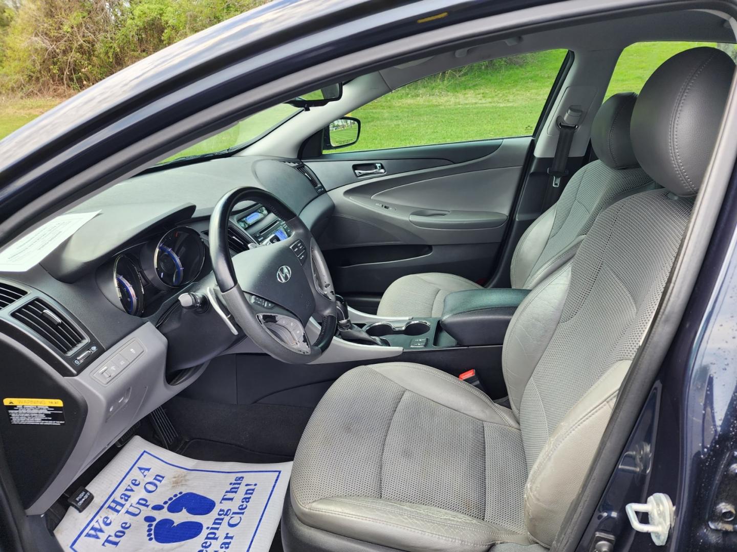 2013 Blue /Gray Hyundai Sonata Limited Auto (5NPEC4AC0DH) with an 2.4L L4 DOHC 16V engine, 6-Speed Automatic transmission, located at 1221 Madison St., Shelbyville, TN, 37160, (931) 680-9439, 0.000000, 0.000000 - Photo#4