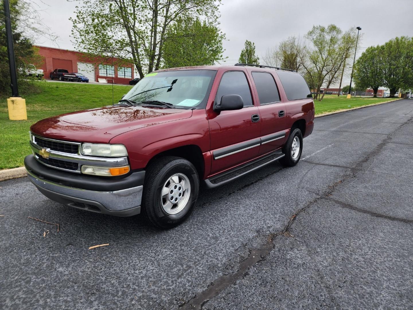 2003 Burgandy /Gray Chevrolet Suburban 1500 2WD (1GNEC16Z23J) with an 5.3L V8 OHV 16V FFV engine, 4-Speed Automatic Overdrive transmission, located at 1221 Madison St., Shelbyville, TN, 37160, (931) 680-9439, 0.000000, 0.000000 - Photo#0