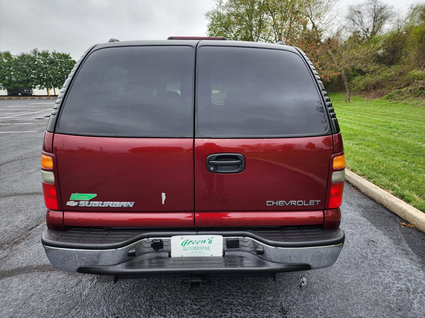 2003 Burgandy /Gray Chevrolet Suburban 1500 2WD (1GNEC16Z23J) with an 5.3L V8 OHV 16V FFV engine, 4-Speed Automatic Overdrive transmission, located at 1221 Madison St., Shelbyville, TN, 37160, (931) 680-9439, 0.000000, 0.000000 - Photo#2