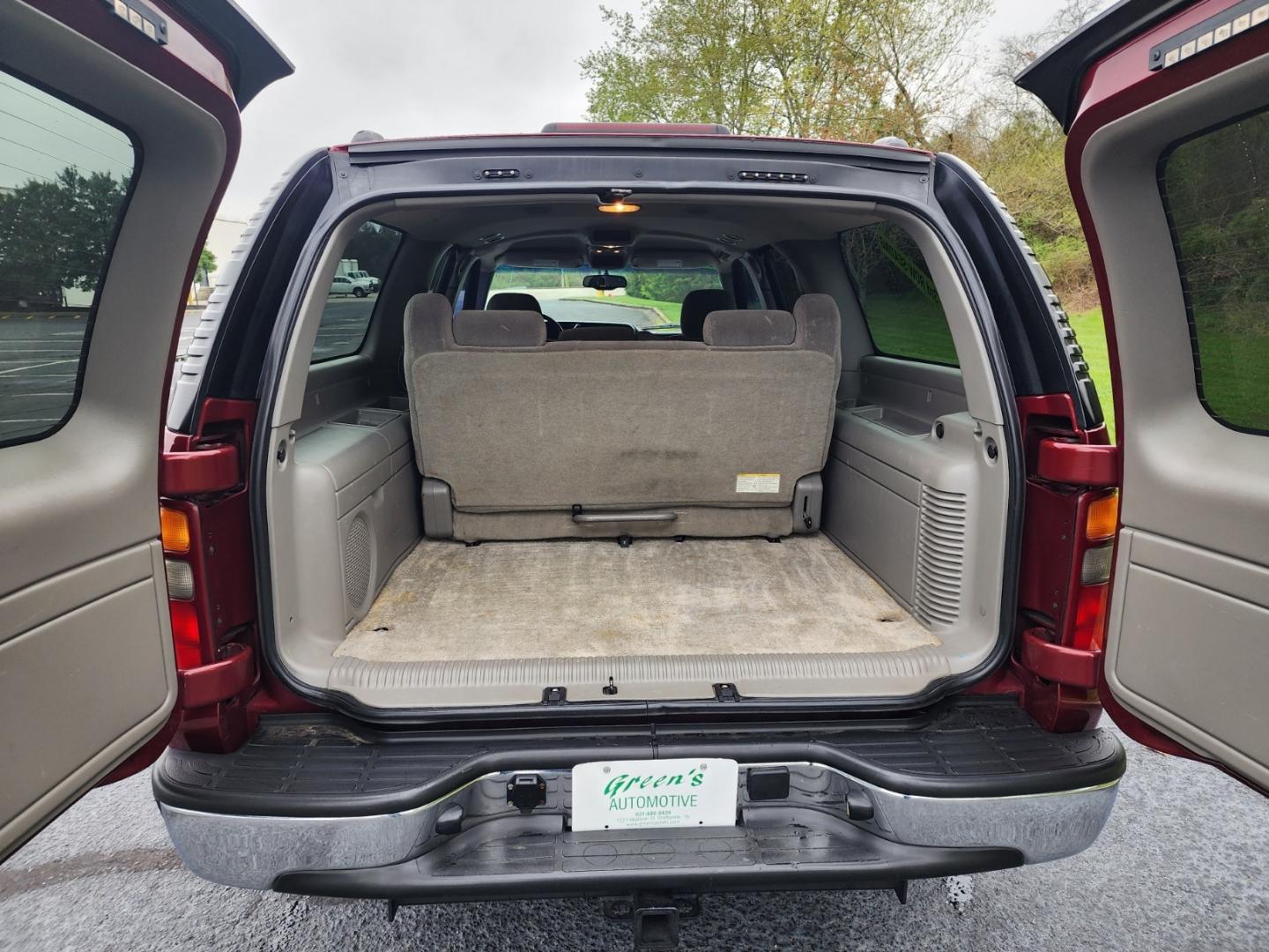 2003 Burgandy /Gray Chevrolet Suburban 1500 2WD (1GNEC16Z23J) with an 5.3L V8 OHV 16V FFV engine, 4-Speed Automatic Overdrive transmission, located at 1221 Madison St., Shelbyville, TN, 37160, (931) 680-9439, 0.000000, 0.000000 - Photo#3