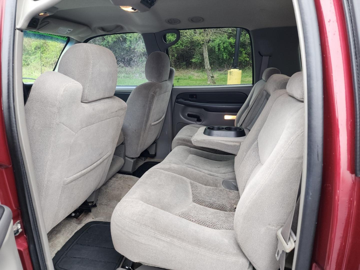 2003 Burgandy /Gray Chevrolet Suburban 1500 2WD (1GNEC16Z23J) with an 5.3L V8 OHV 16V FFV engine, 4-Speed Automatic Overdrive transmission, located at 1221 Madison St., Shelbyville, TN, 37160, (931) 680-9439, 0.000000, 0.000000 - Photo#5