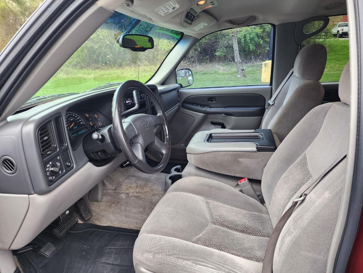 2003 Burgandy /Gray Chevrolet Suburban 1500 2WD (1GNEC16Z23J) with an 5.3L V8 OHV 16V FFV engine, 4-Speed Automatic Overdrive transmission, located at 1221 Madison St., Shelbyville, TN, 37160, (931) 680-9439, 0.000000, 0.000000 - Photo#6