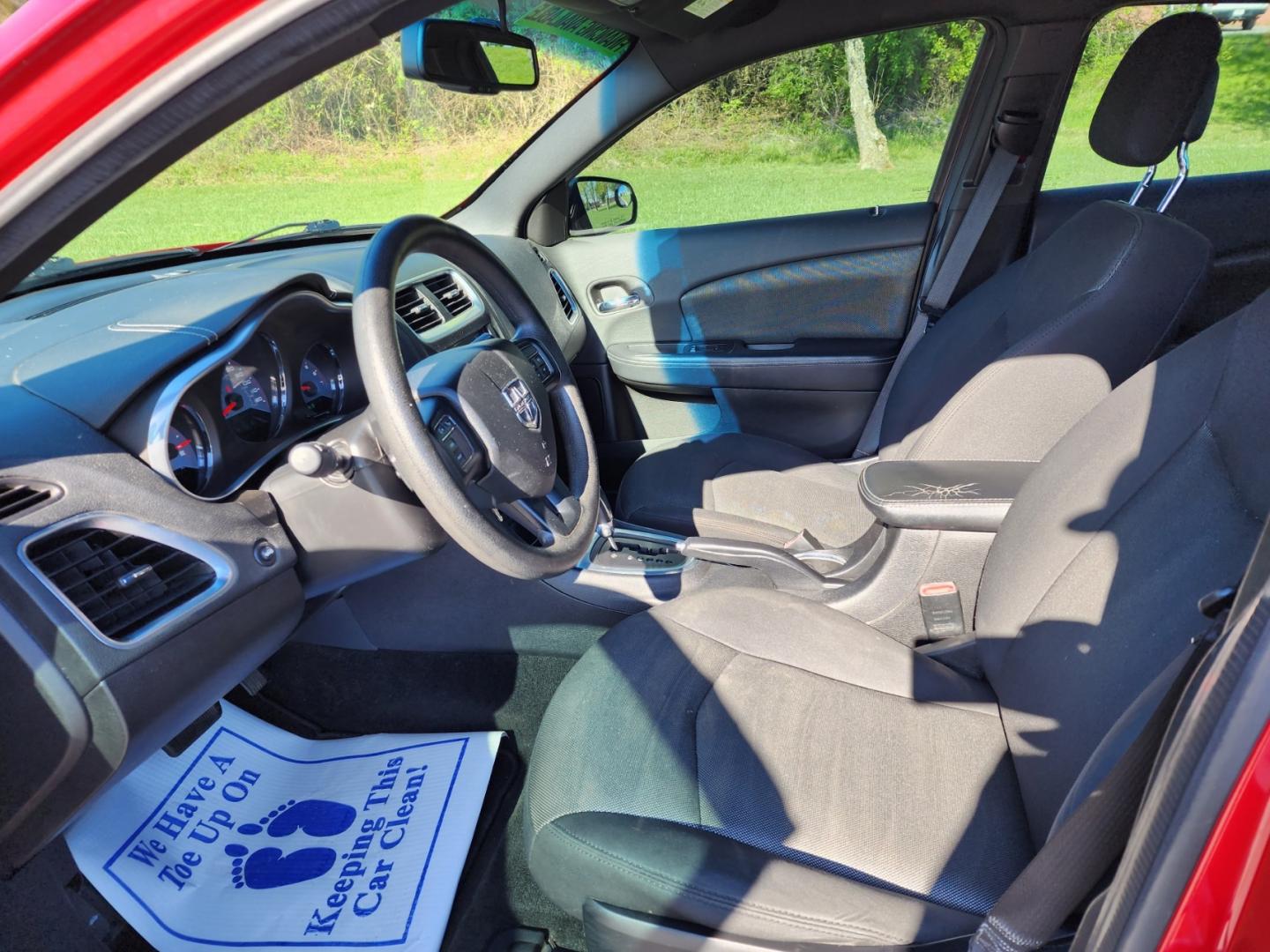 2014 RED /Black Dodge Avenger SE (1C3CDZAB4EN) with an 2.4L L4 DOHC 16V engine, 4-Speed Automatic transmission, located at 1221 Madison St., Shelbyville, TN, 37160, (931) 680-9439, 0.000000, 0.000000 - Photo#4