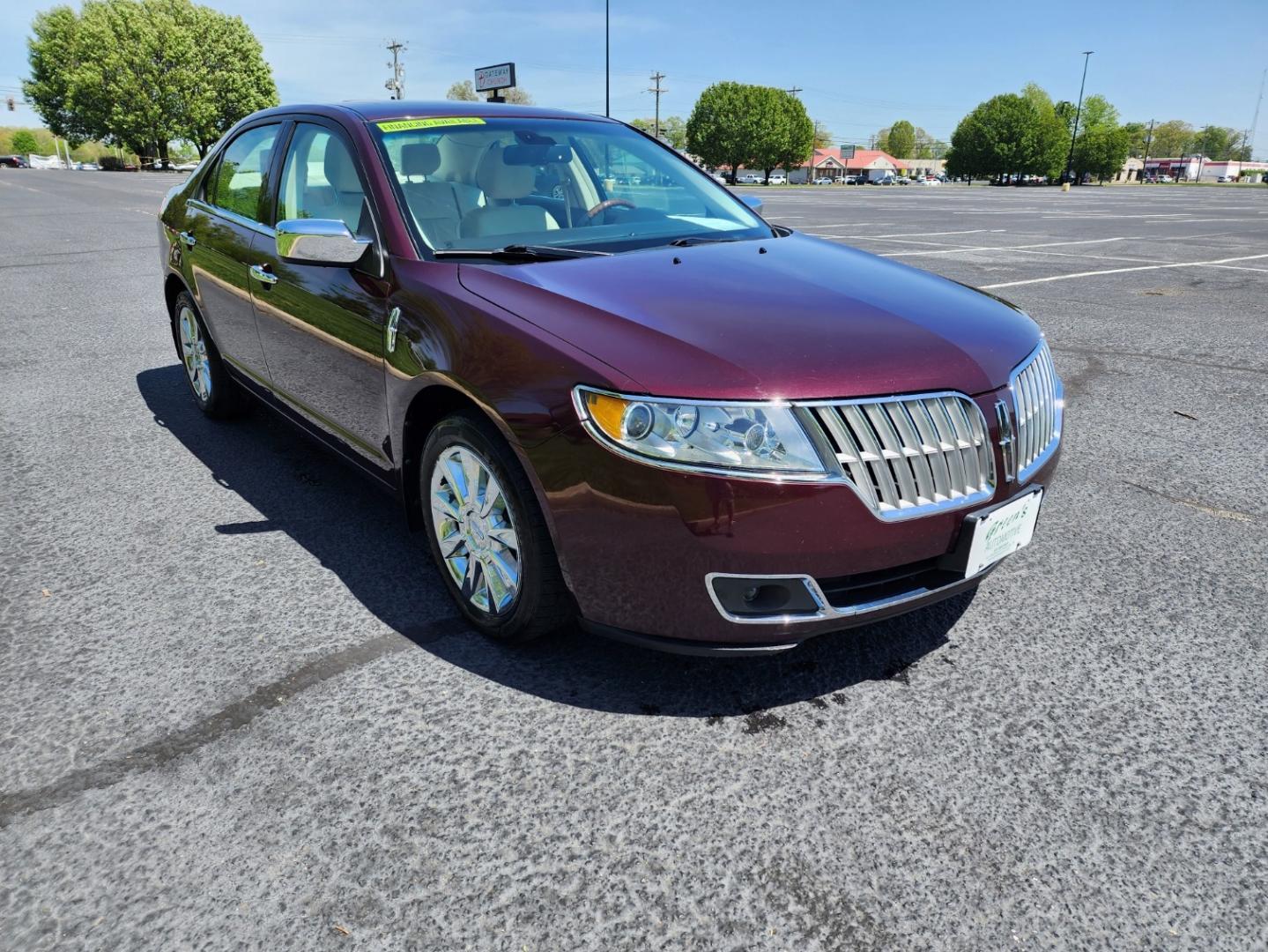 2011 BURGND /White LINCOLN MKZ (3LNHL2GC0BR) with an 3.5L engine, Automatic transmission, located at 1221 Madison St., Shelbyville, TN, 37160, (931) 680-9439, 0.000000, 0.000000 - Photo#1