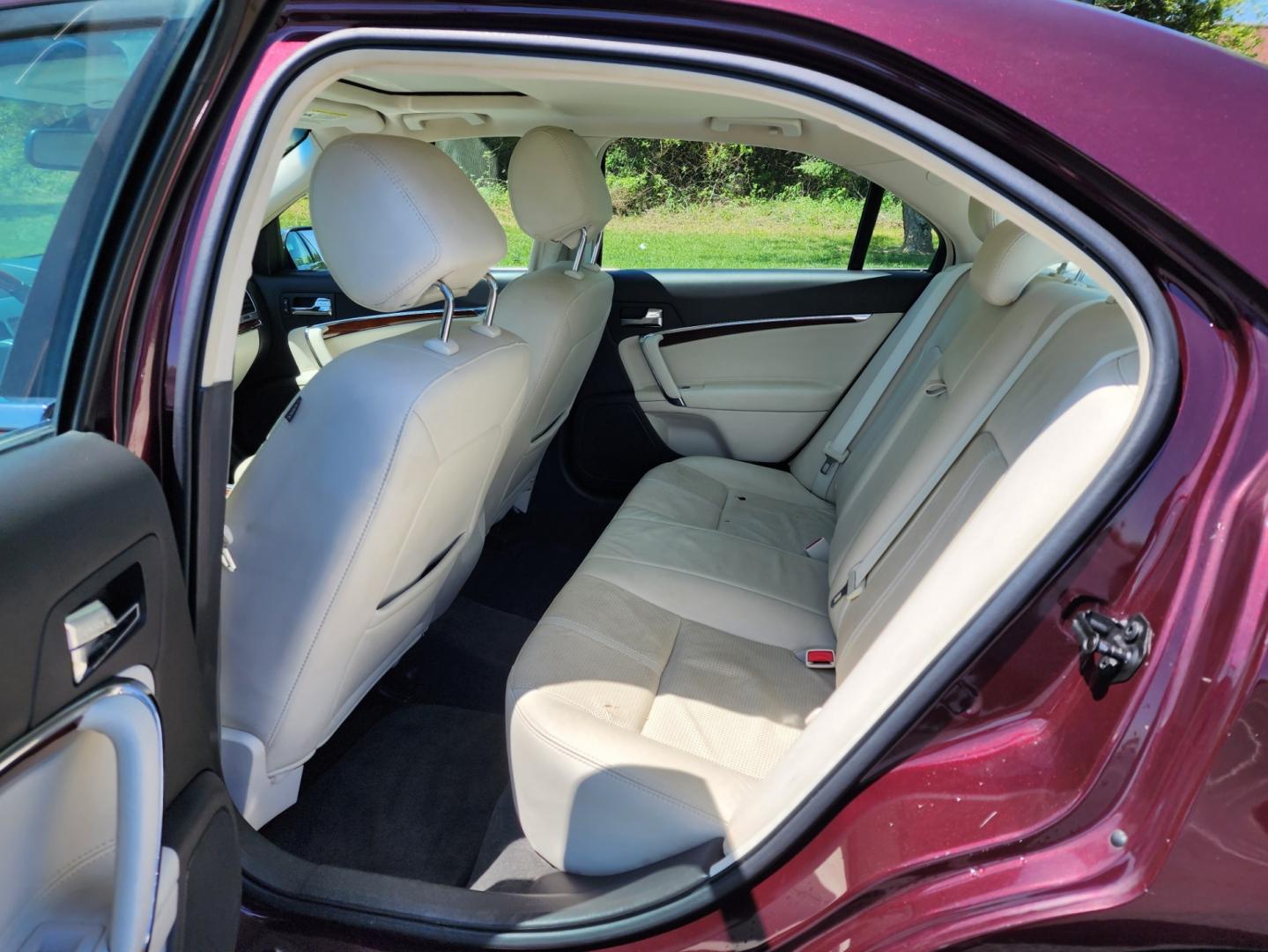 2011 BURGND /White LINCOLN MKZ (3LNHL2GC0BR) with an 3.5L engine, Automatic transmission, located at 1221 Madison St., Shelbyville, TN, 37160, (931) 680-9439, 0.000000, 0.000000 - Photo#3