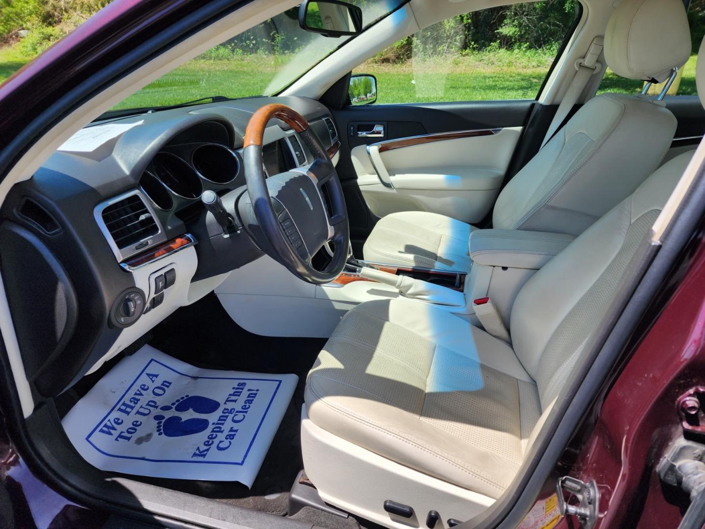 2011 BURGND /White LINCOLN MKZ (3LNHL2GC0BR) with an 3.5L engine, Automatic transmission, located at 1221 Madison St., Shelbyville, TN, 37160, (931) 680-9439, 0.000000, 0.000000 - Photo#4