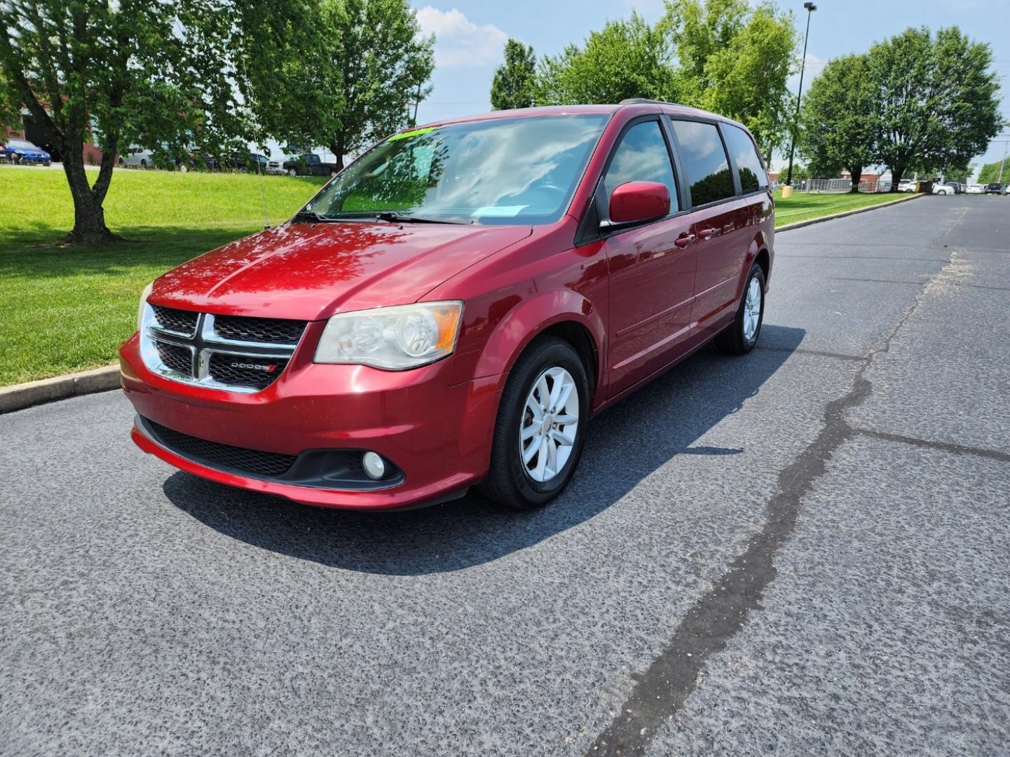 2014 BURGND /BEIGE DODGE GRAND CARAVAN SXT (2C4RDGCG2ER) with an 3.6L engine, Automatic transmission, located at 1221 Madison St., Shelbyville, TN, 37160, (931) 680-9439, 0.000000, 0.000000 - Photo#0