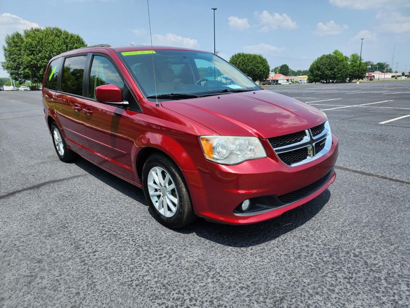 2014 BURGND /BEIGE DODGE GRAND CARAVAN SXT (2C4RDGCG2ER) with an 3.6L engine, Automatic transmission, located at 1221 Madison St., Shelbyville, TN, 37160, (931) 680-9439, 0.000000, 0.000000 - Photo#1