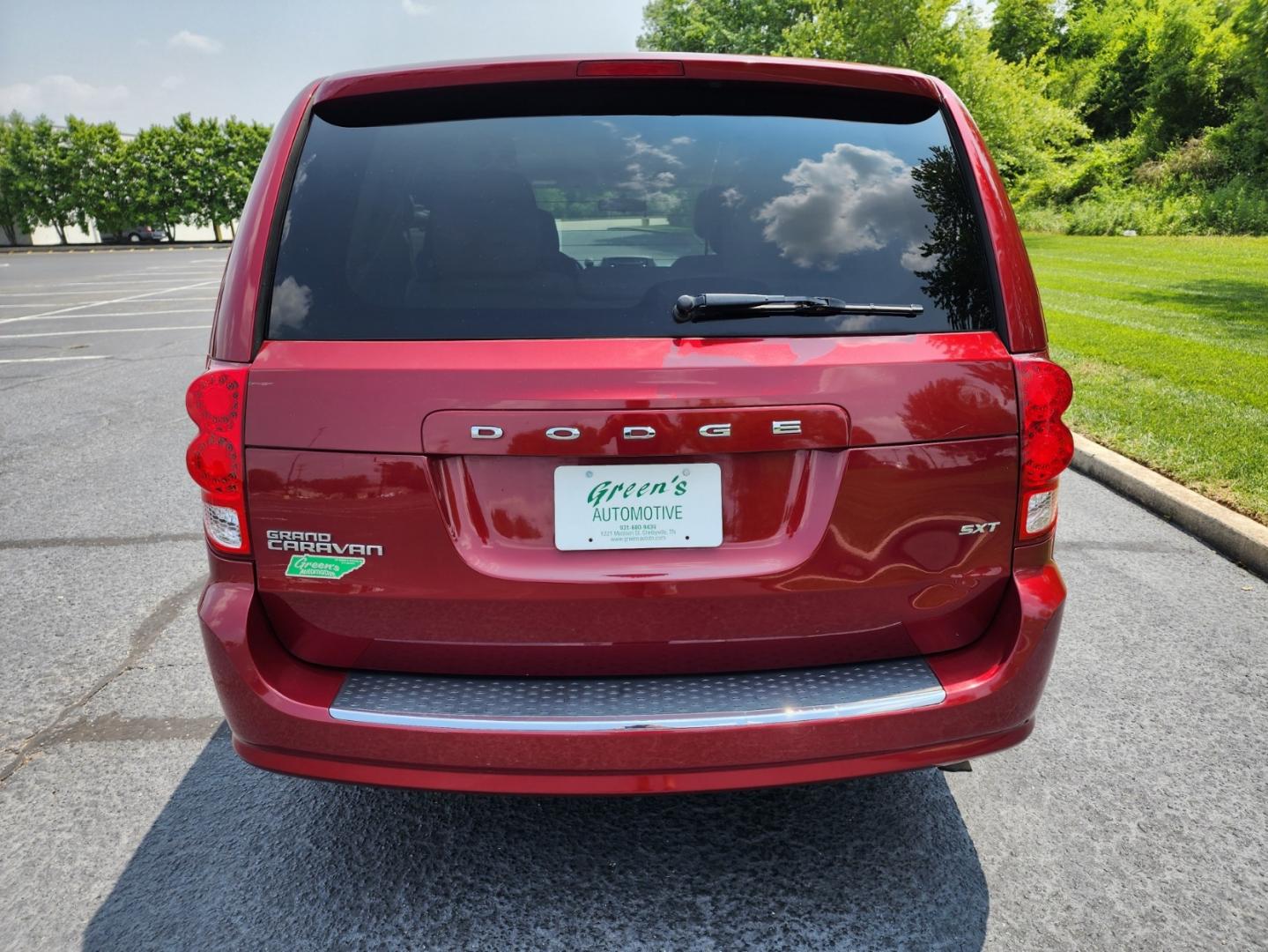 2014 BURGND /BEIGE DODGE GRAND CARAVAN SXT (2C4RDGCG2ER) with an 3.6L engine, Automatic transmission, located at 1221 Madison St., Shelbyville, TN, 37160, (931) 680-9439, 0.000000, 0.000000 - Photo#2