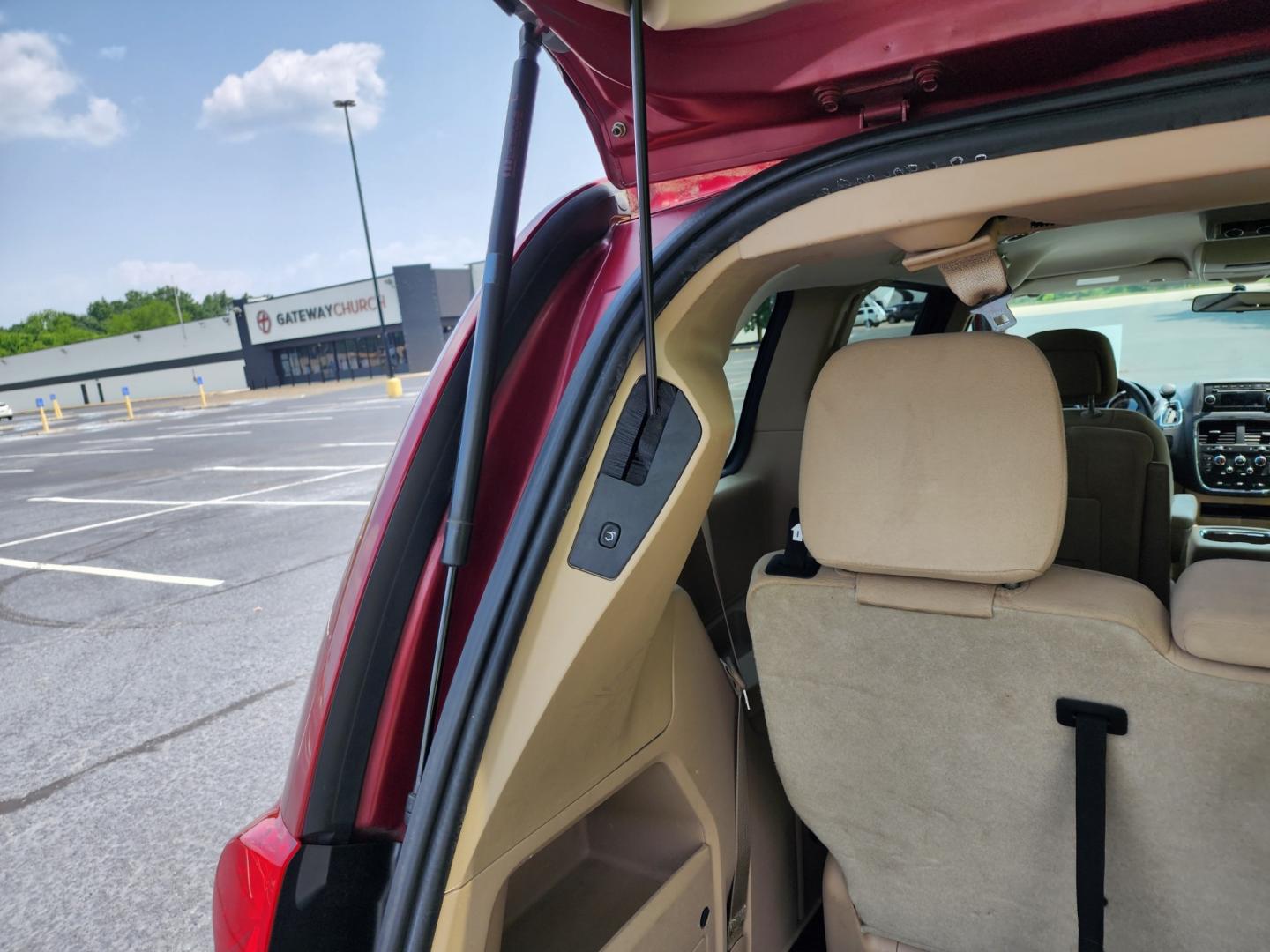 2014 BURGND /BEIGE DODGE GRAND CARAVAN SXT (2C4RDGCG2ER) with an 3.6L engine, Automatic transmission, located at 1221 Madison St., Shelbyville, TN, 37160, (931) 680-9439, 0.000000, 0.000000 - Photo#4