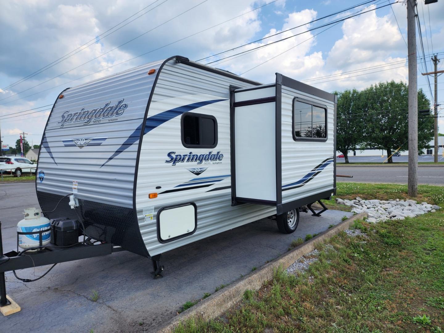 2019 WHITE Keystone Springdale Mini - (4YDT17611KW) , located at 1221 Madison St., Shelbyville, TN, 37160, (931) 680-9439, 0.000000, 0.000000 - Photo#2