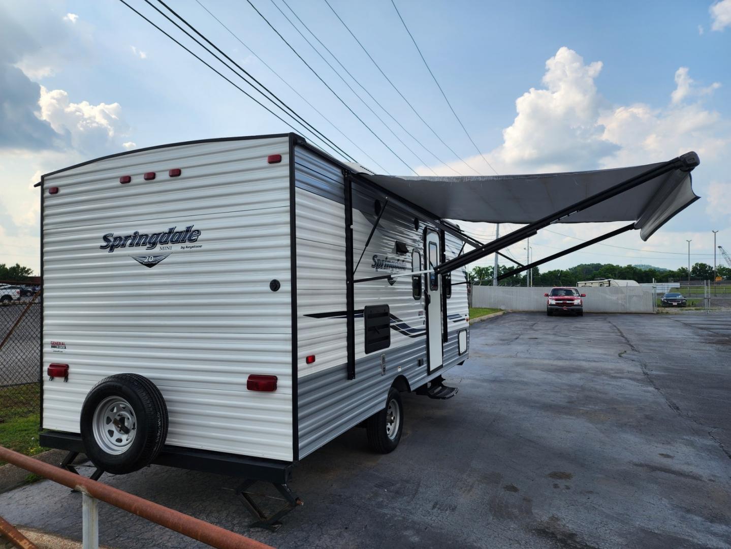 2019 WHITE Keystone Springdale Mini - (4YDT17611KW) , located at 1221 Madison St., Shelbyville, TN, 37160, (931) 680-9439, 0.000000, 0.000000 - Photo#4