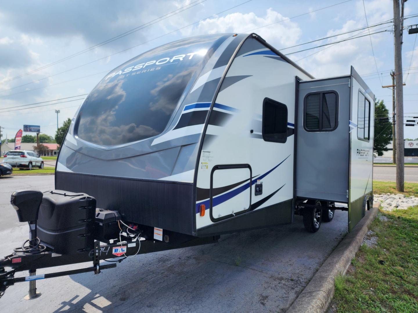 2020 WHITE Keystone Passport Grand Touring - (4YDT22121LK) , located at 1221 Madison St., Shelbyville, TN, 37160, (931) 680-9439, 0.000000, 0.000000 - Photo#1