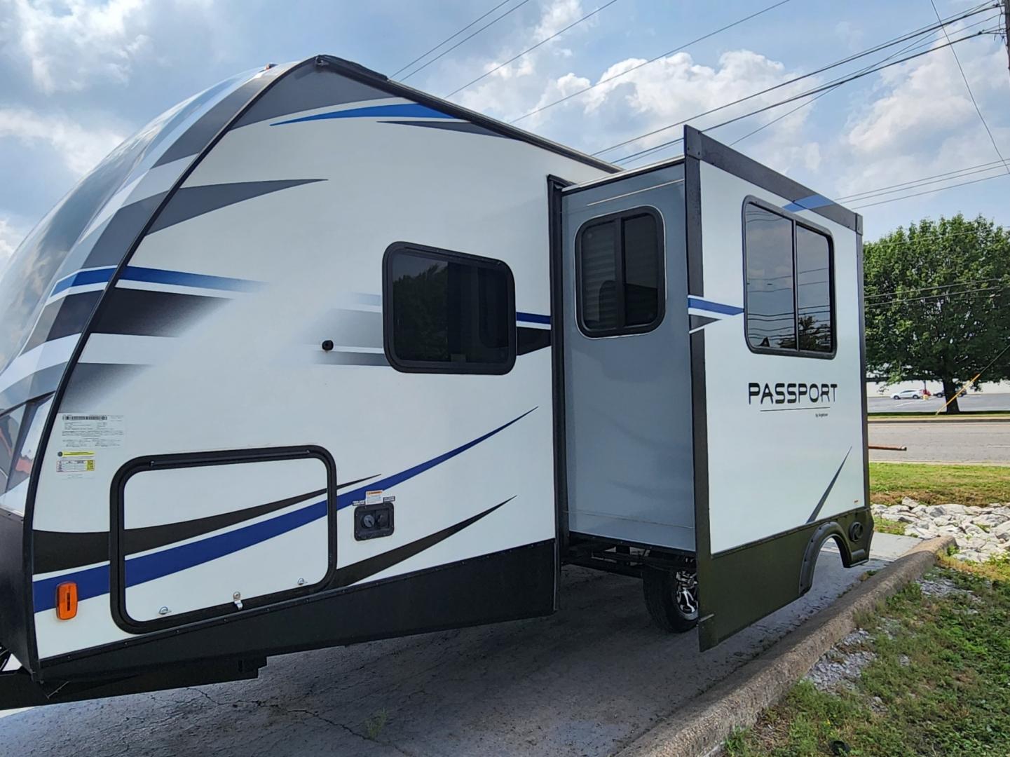 2020 WHITE Keystone Passport Grand Touring - (4YDT22121LK) , located at 1221 Madison St., Shelbyville, TN, 37160, (931) 680-9439, 0.000000, 0.000000 - Photo#2