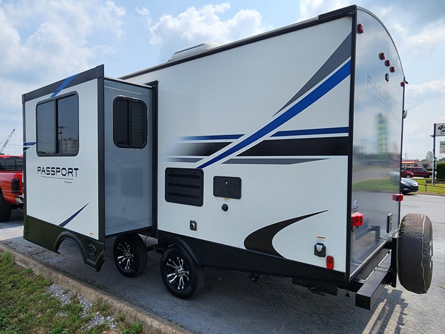 2020 WHITE Keystone Passport Grand Touring - (4YDT22121LK) , located at 1221 Madison St., Shelbyville, TN, 37160, (931) 680-9439, 0.000000, 0.000000 - Photo#3