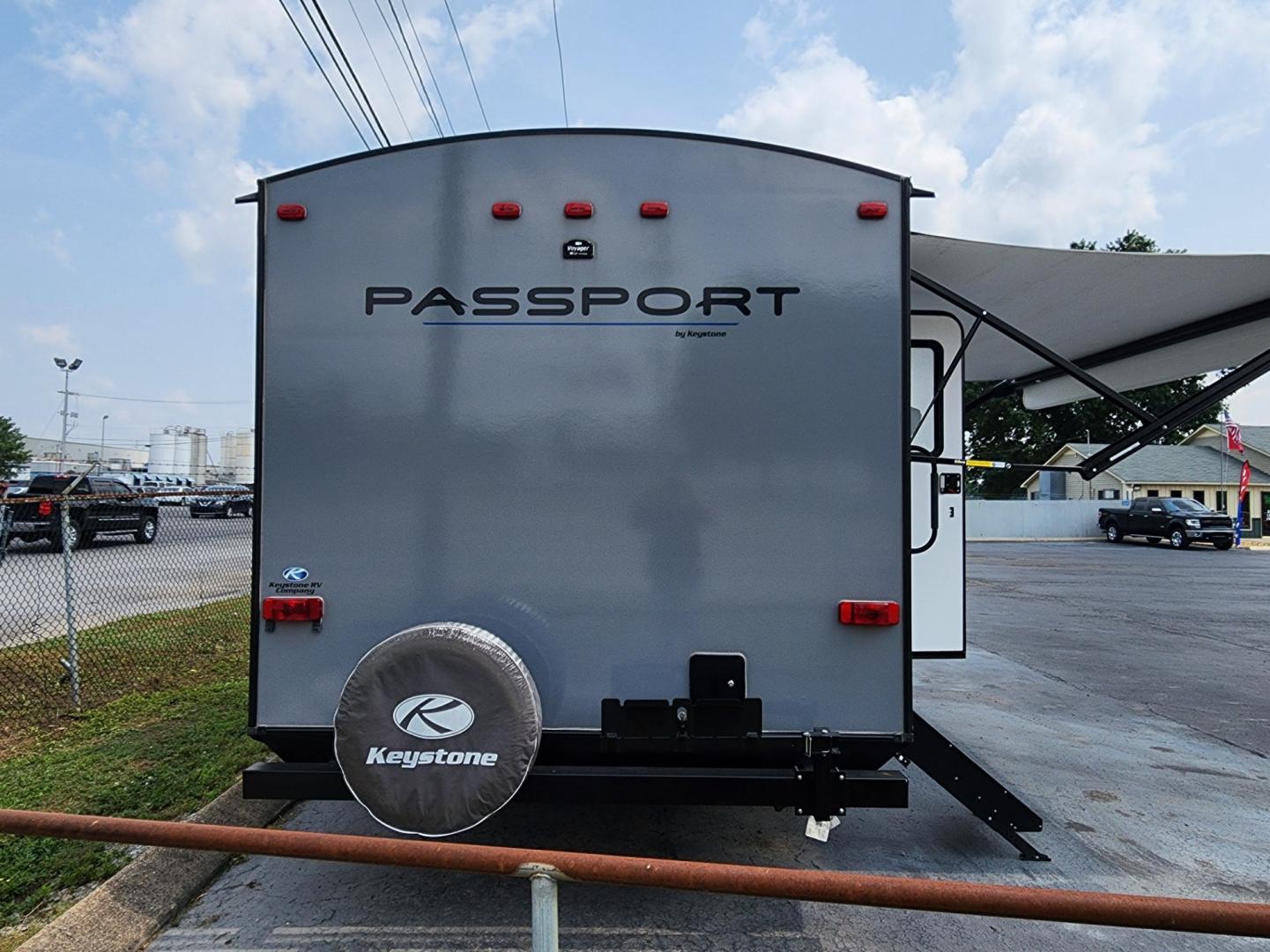 2020 WHITE Keystone Passport Grand Touring - (4YDT22121LK) , located at 1221 Madison St., Shelbyville, TN, 37160, (931) 680-9439, 0.000000, 0.000000 - Photo#4