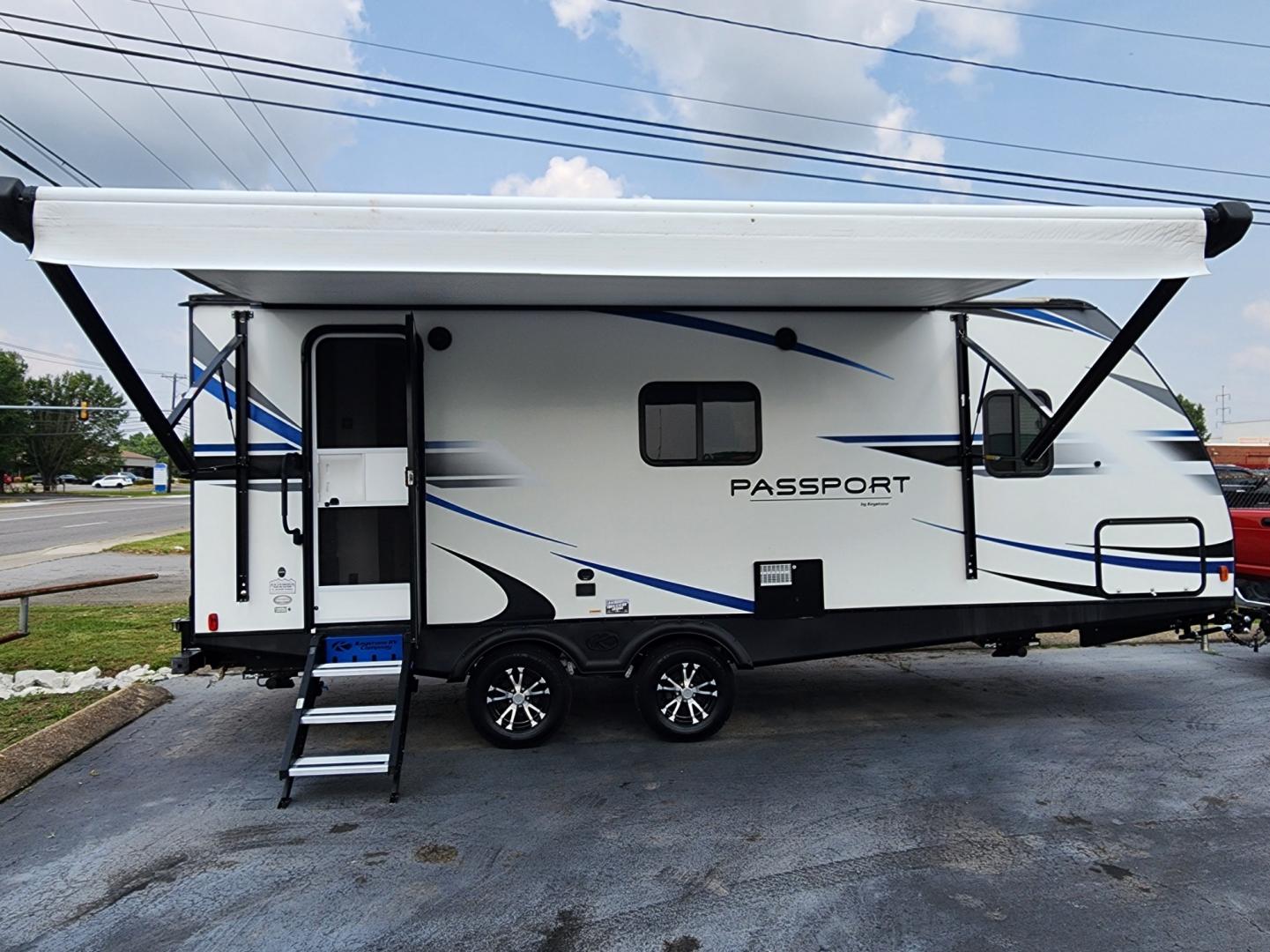 2020 WHITE Keystone Passport Grand Touring - (4YDT22121LK) , located at 1221 Madison St., Shelbyville, TN, 37160, (931) 680-9439, 0.000000, 0.000000 - Photo#5