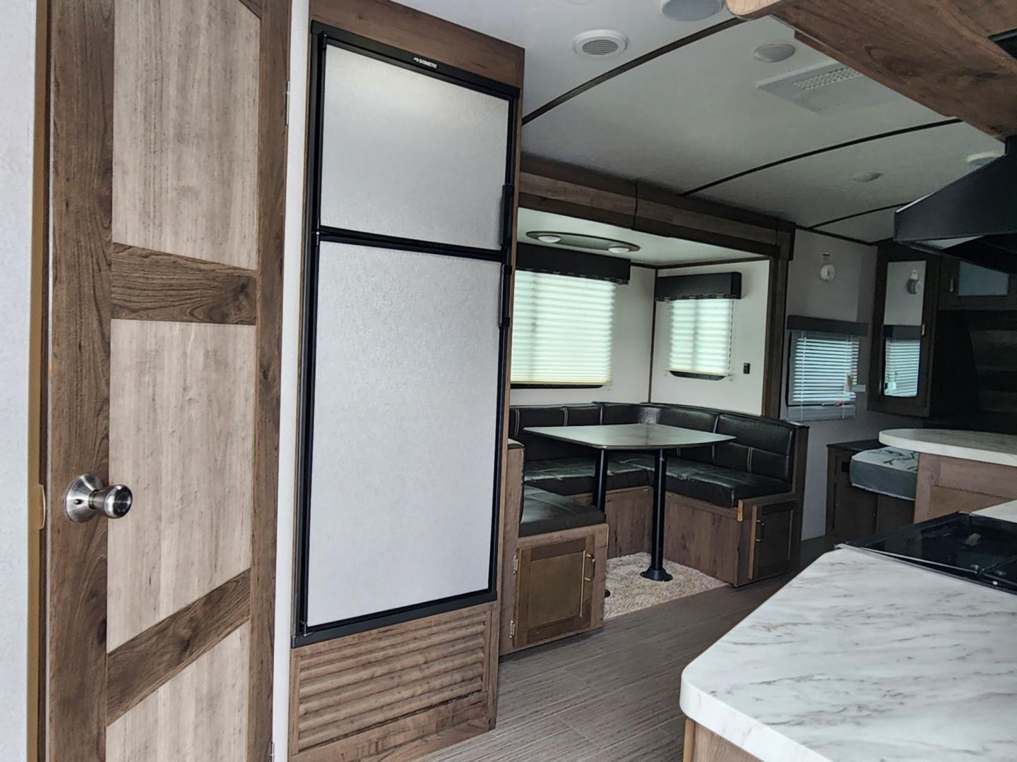 2020 WHITE Keystone Passport Grand Touring - (4YDT22121LK) , located at 1221 Madison St., Shelbyville, TN, 37160, (931) 680-9439, 0.000000, 0.000000 - Photo#6