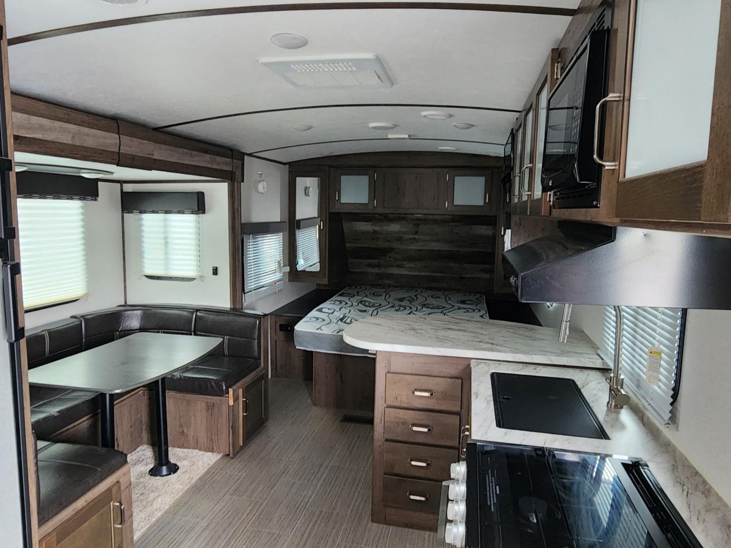 2020 WHITE Keystone Passport Grand Touring - (4YDT22121LK) , located at 1221 Madison St., Shelbyville, TN, 37160, (931) 680-9439, 0.000000, 0.000000 - Photo#7