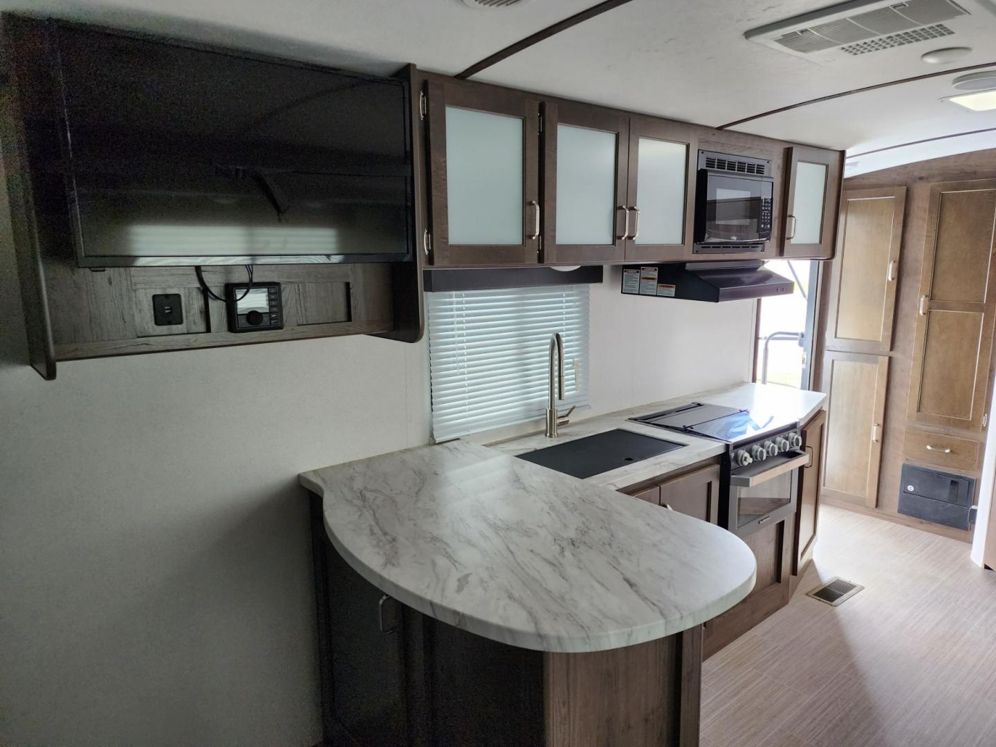 2020 WHITE Keystone Passport Grand Touring - (4YDT22121LK) , located at 1221 Madison St., Shelbyville, TN, 37160, (931) 680-9439, 0.000000, 0.000000 - Photo#8