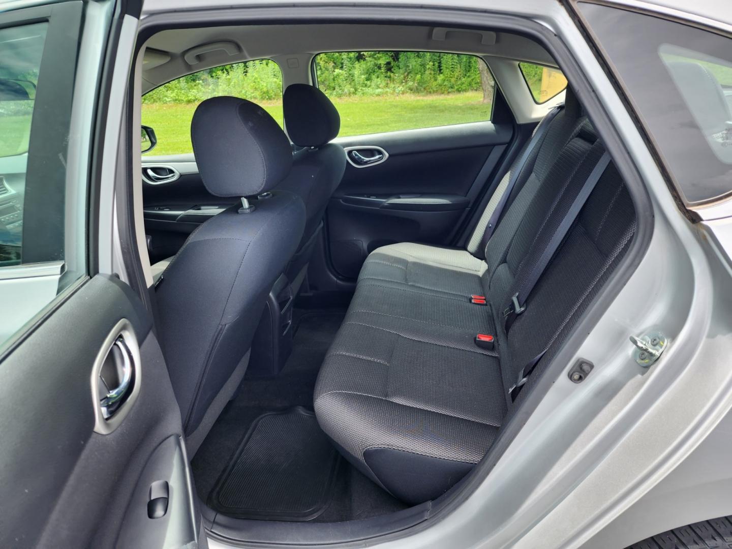 2013 SILVER /Black NISSAN SENTRA S (3N1AB7AP5DL) with an 1.8L engine, Continuously Variable transmission, located at 1221 Madison St., Shelbyville, TN, 37160, (931) 680-9439, 0.000000, 0.000000 - Photo#3