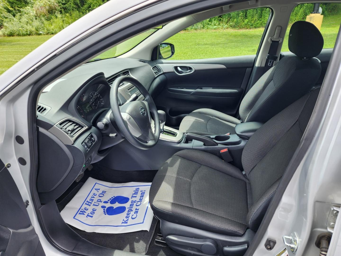 2013 SILVER /Black NISSAN SENTRA S (3N1AB7AP5DL) with an 1.8L engine, Continuously Variable transmission, located at 1221 Madison St., Shelbyville, TN, 37160, (931) 680-9439, 0.000000, 0.000000 - Photo#4