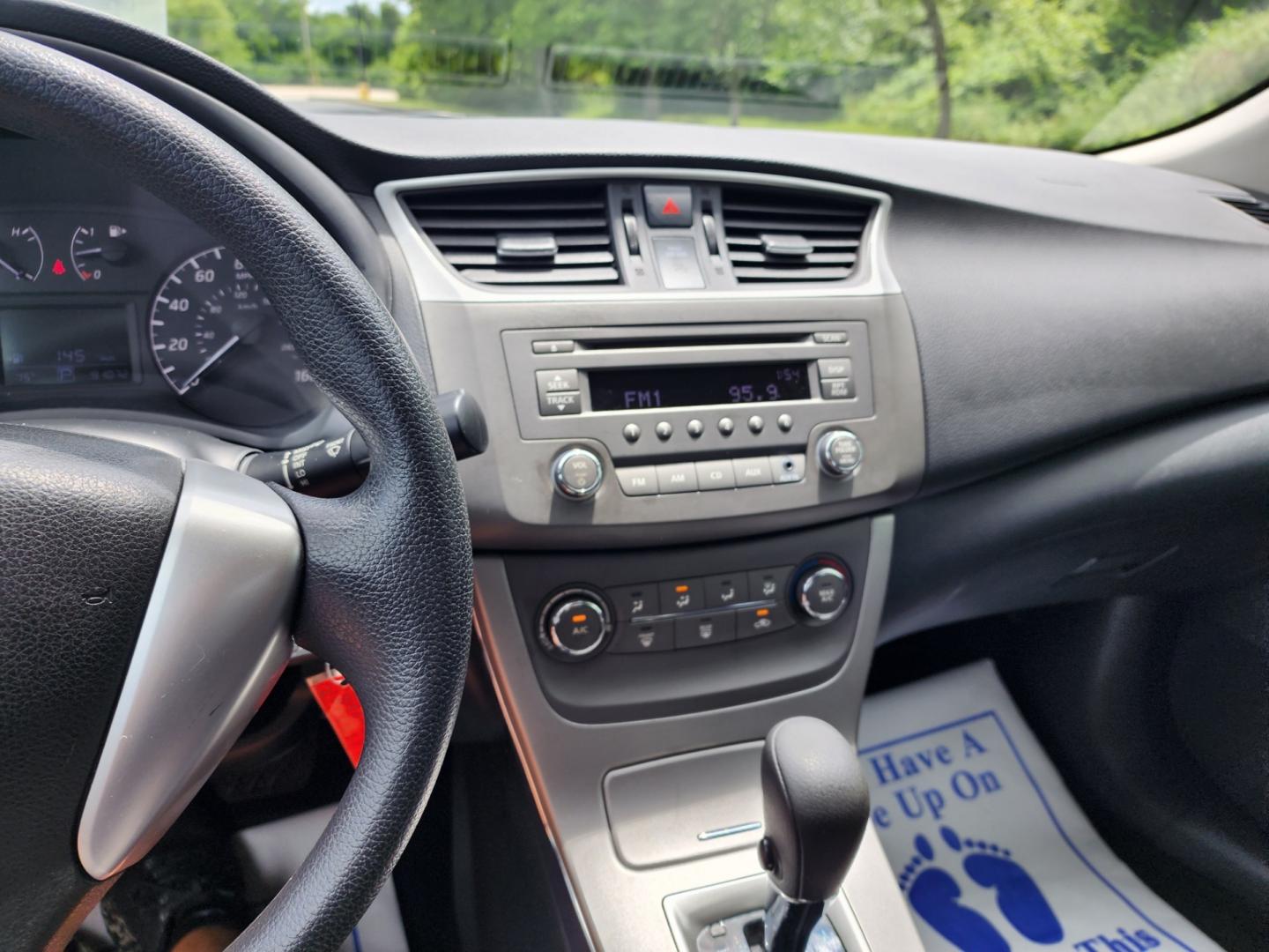 2013 SILVER /Black NISSAN SENTRA S (3N1AB7AP5DL) with an 1.8L engine, Continuously Variable transmission, located at 1221 Madison St., Shelbyville, TN, 37160, (931) 680-9439, 0.000000, 0.000000 - Photo#5