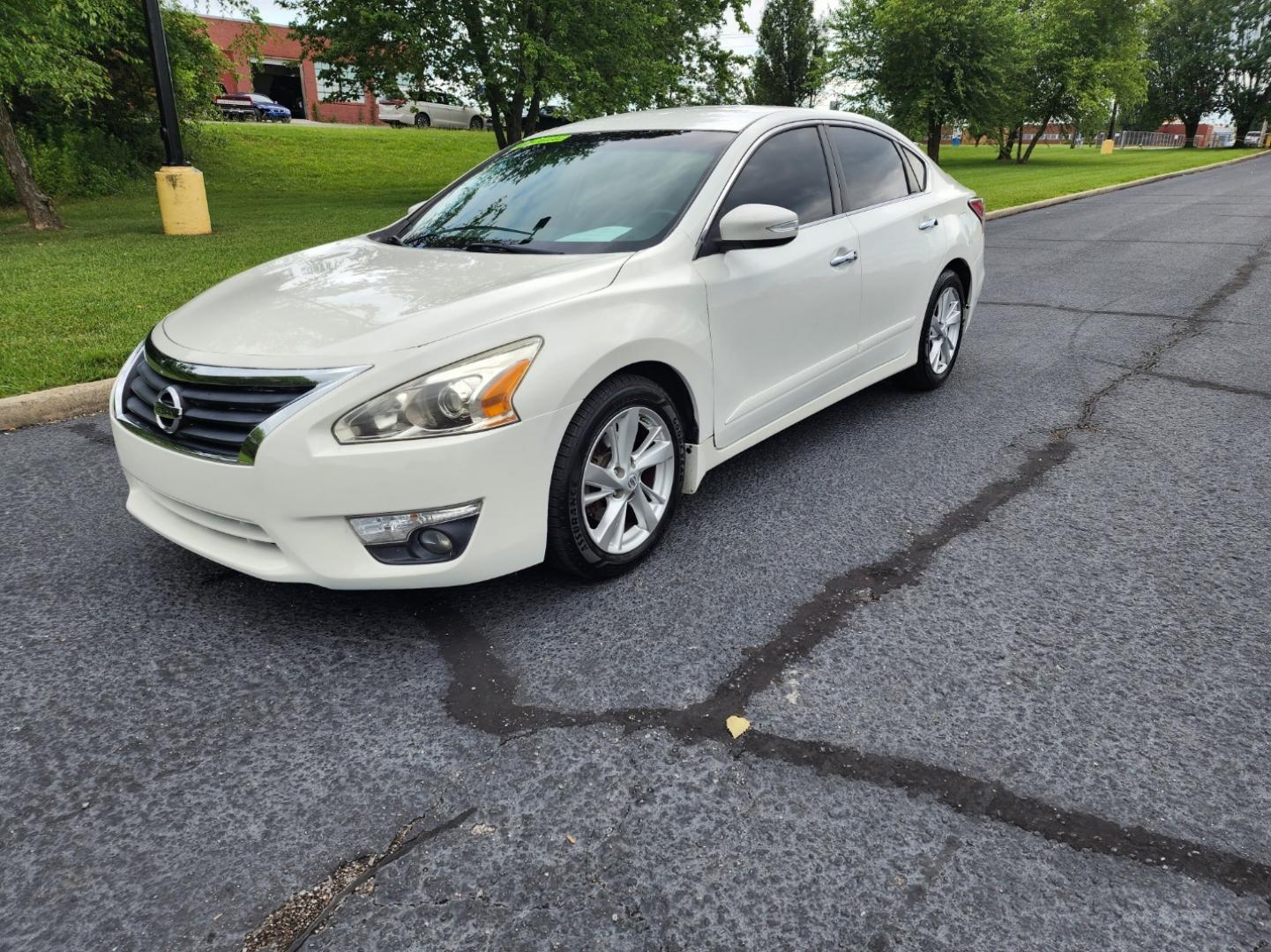 2015 WHITE NISSAN ALTIMA 2.5 (1N4AL3AP2FN) with an 2.5L engine, Continuously Variable transmission, located at 1221 Madison St., Shelbyville, TN, 37160, (931) 680-9439, 0.000000, 0.000000 - Photo#0