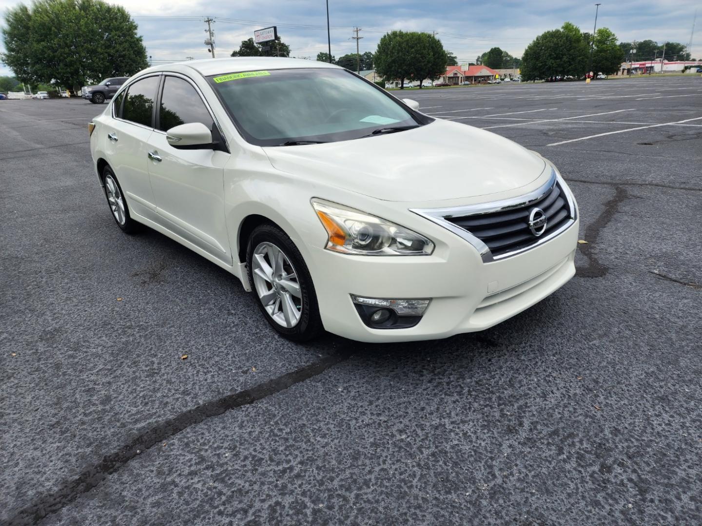 2015 WHITE NISSAN ALTIMA 2.5 (1N4AL3AP2FN) with an 2.5L engine, Continuously Variable transmission, located at 1221 Madison St., Shelbyville, TN, 37160, (931) 680-9439, 0.000000, 0.000000 - Photo#1