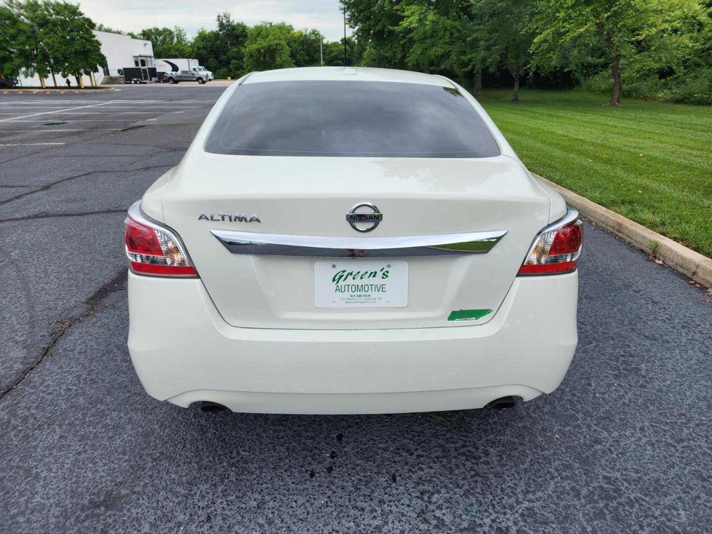 2015 WHITE NISSAN ALTIMA 2.5 (1N4AL3AP2FN) with an 2.5L engine, Continuously Variable transmission, located at 1221 Madison St., Shelbyville, TN, 37160, (931) 680-9439, 0.000000, 0.000000 - Photo#2