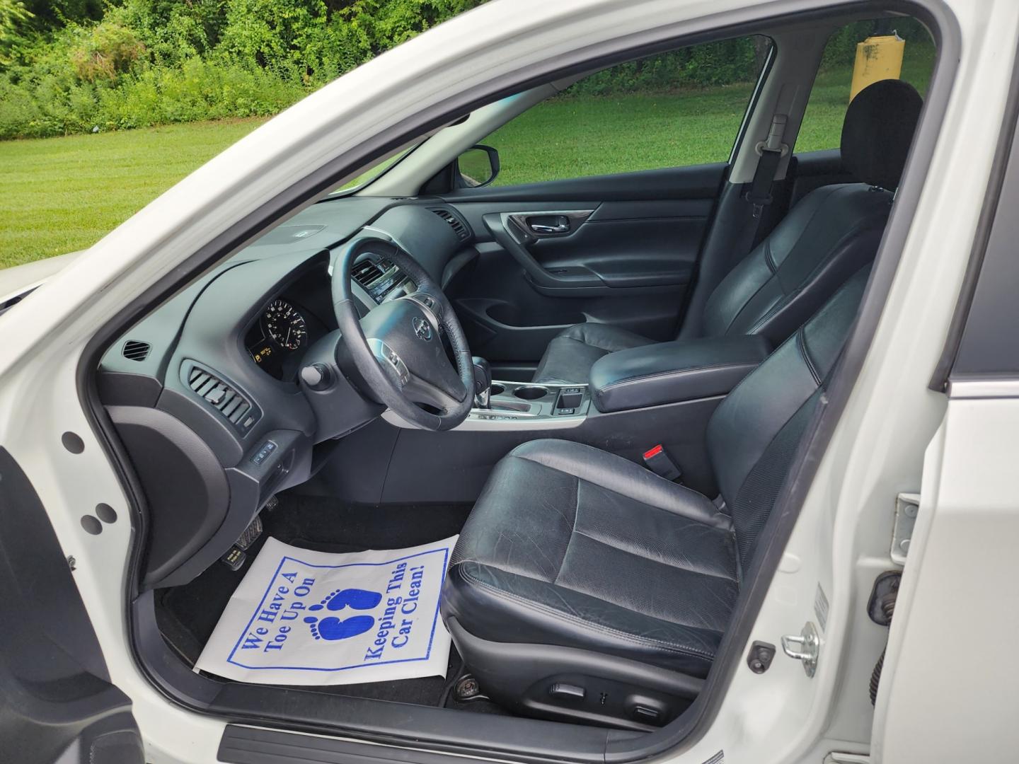 2015 WHITE NISSAN ALTIMA 2.5 (1N4AL3AP2FN) with an 2.5L engine, Continuously Variable transmission, located at 1221 Madison St., Shelbyville, TN, 37160, (931) 680-9439, 0.000000, 0.000000 - Photo#5