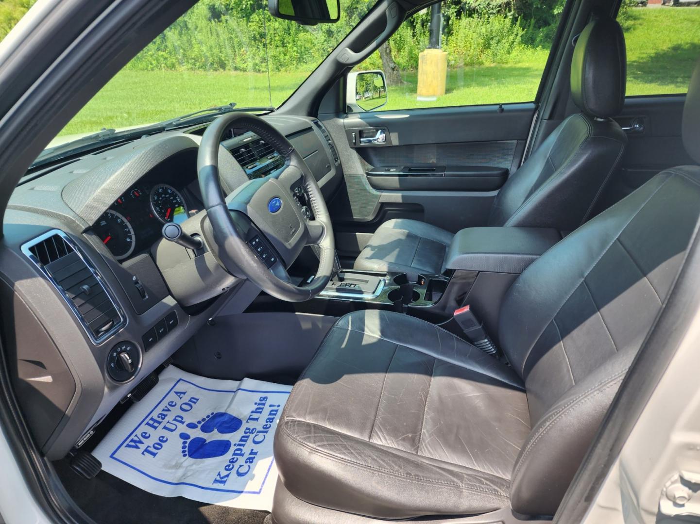 2012 WHITE /Black Ford Escape Limited FWD (1FMCU0EG4CK) with an 3.0L V6 DOHC 24V engine, 6-Speed Automatic transmission, located at 1221 Madison St., Shelbyville, TN, 37160, (931) 680-9439, 0.000000, 0.000000 - Photo#5