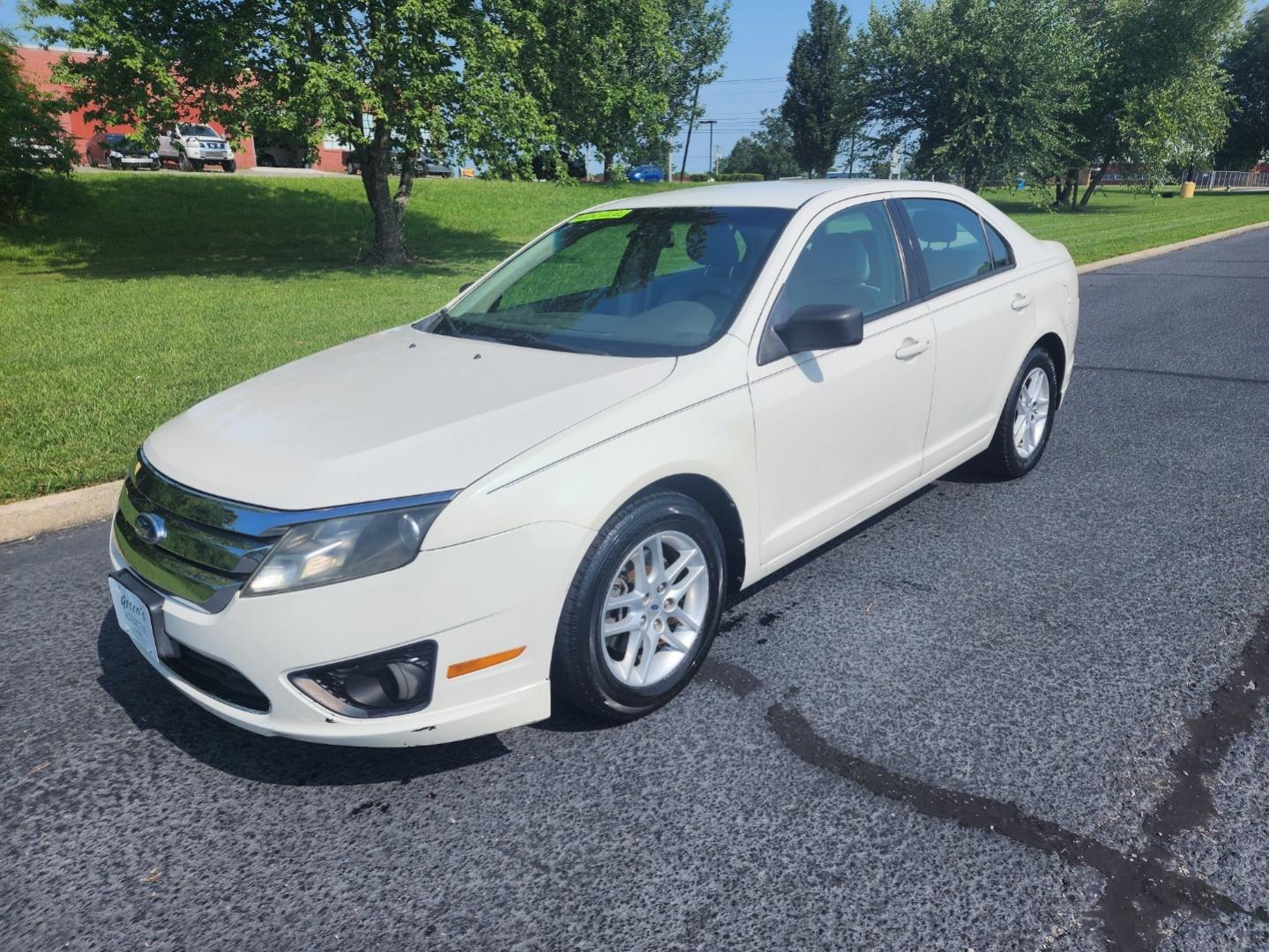 2012 WHITE /Gray Ford Fusion S (3FAHP0GA5CR) with an 2.5L L4 DOHC 16V engine, Automatic transmission, located at 1221 Madison St., Shelbyville, TN, 37160, (931) 680-9439, 0.000000, 0.000000 - Photo#0