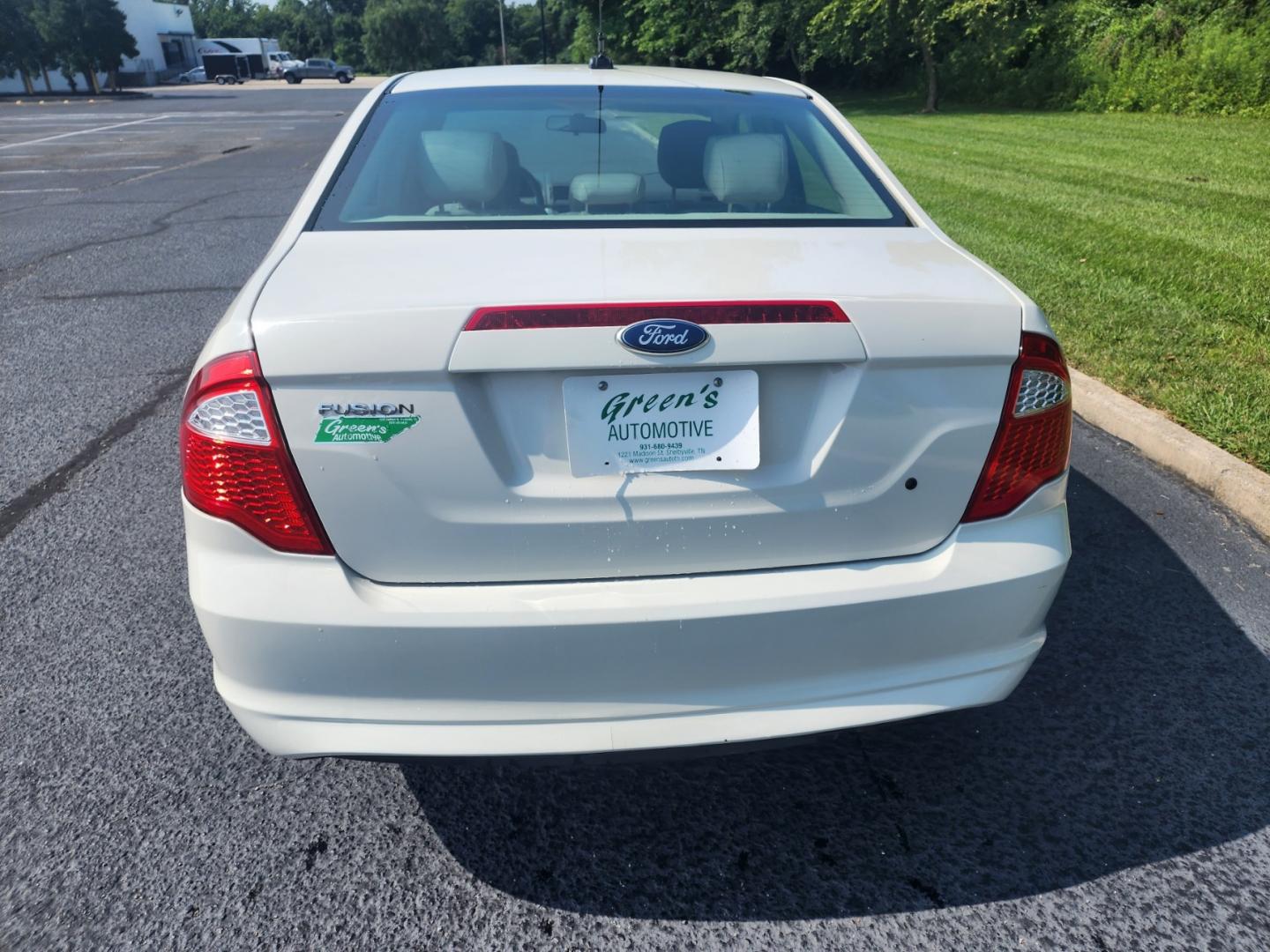 2012 WHITE /Gray Ford Fusion S (3FAHP0GA5CR) with an 2.5L L4 DOHC 16V engine, Automatic transmission, located at 1221 Madison St., Shelbyville, TN, 37160, (931) 680-9439, 0.000000, 0.000000 - Photo#1