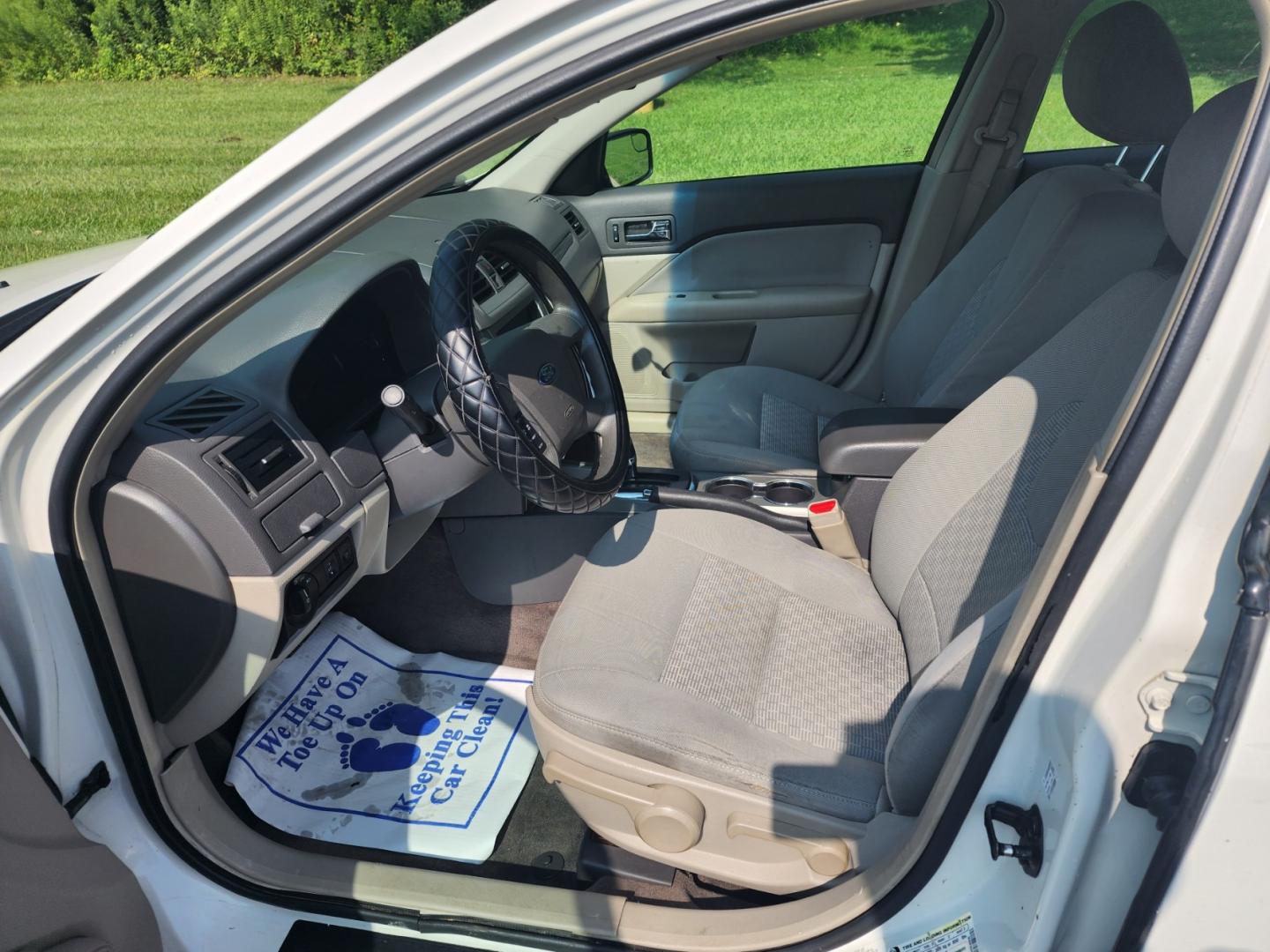 2012 WHITE /Gray Ford Fusion S (3FAHP0GA5CR) with an 2.5L L4 DOHC 16V engine, Automatic transmission, located at 1221 Madison St., Shelbyville, TN, 37160, (931) 680-9439, 0.000000, 0.000000 - Photo#3